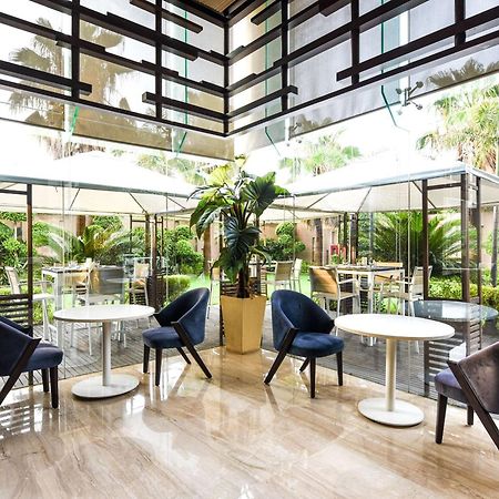 Doubletree By Hilton Gurugram Baani Square Hotell Gurgaon Exteriör bild