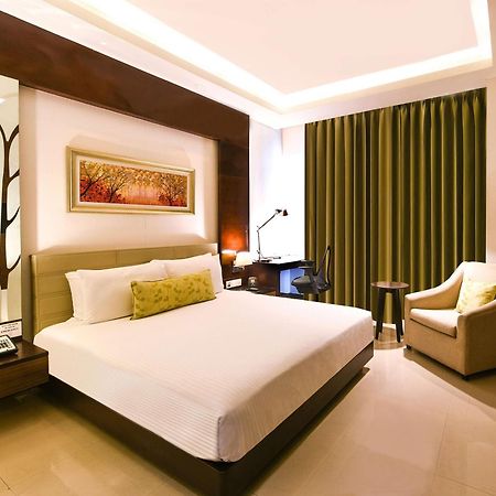 Doubletree By Hilton Gurugram Baani Square Hotell Gurgaon Exteriör bild