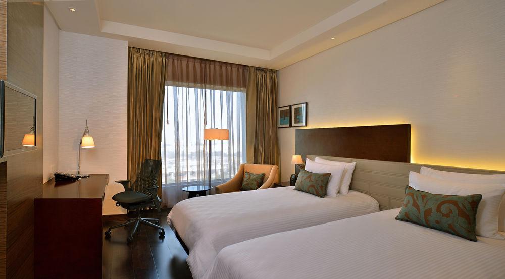 Doubletree By Hilton Gurugram Baani Square Hotell Gurgaon Exteriör bild