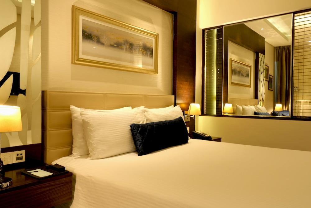 Doubletree By Hilton Gurugram Baani Square Hotell Gurgaon Exteriör bild