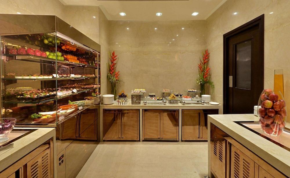 Doubletree By Hilton Gurugram Baani Square Hotell Gurgaon Exteriör bild