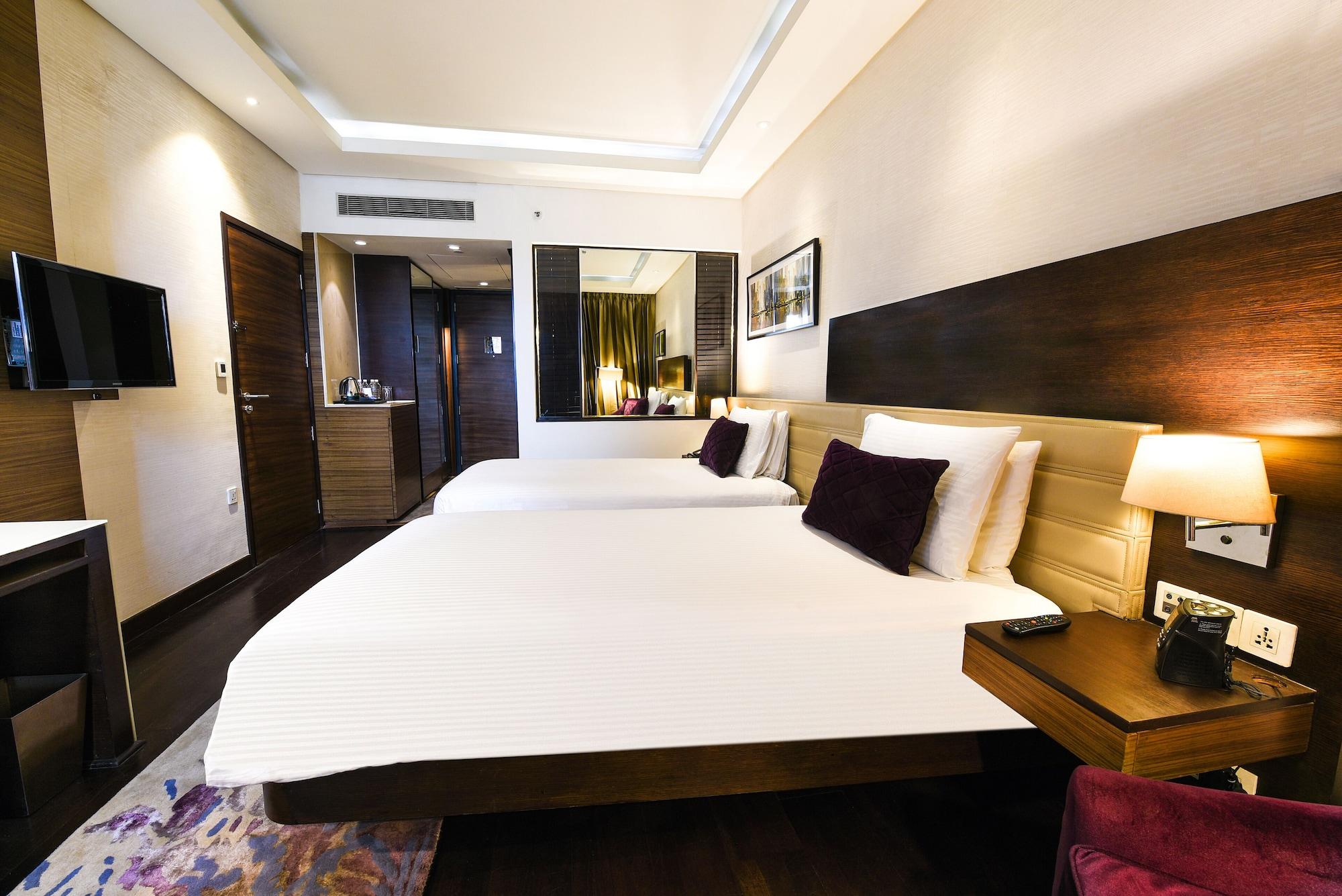Doubletree By Hilton Gurugram Baani Square Hotell Gurgaon Exteriör bild
