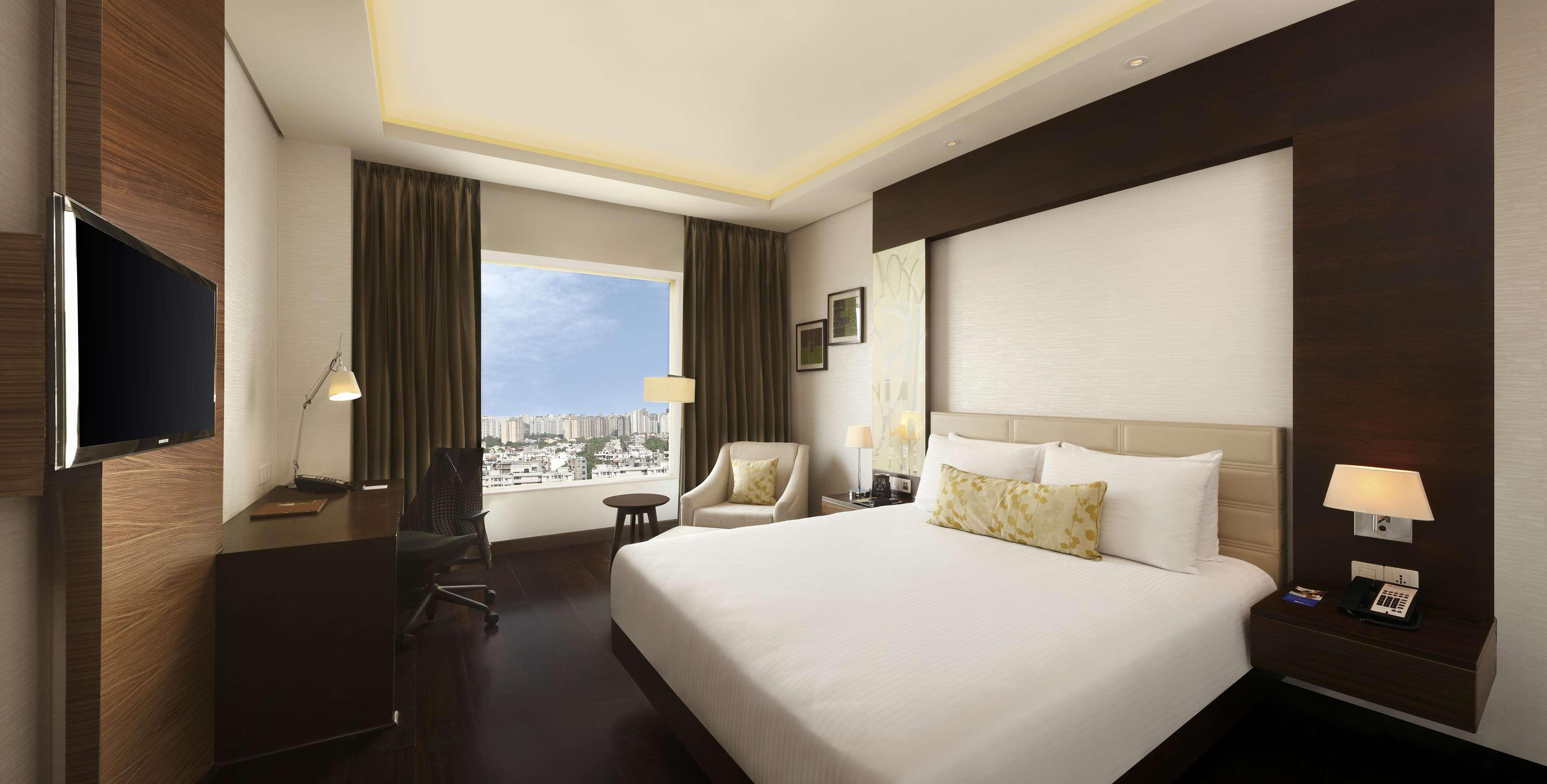 Doubletree By Hilton Gurugram Baani Square Hotell Gurgaon Exteriör bild