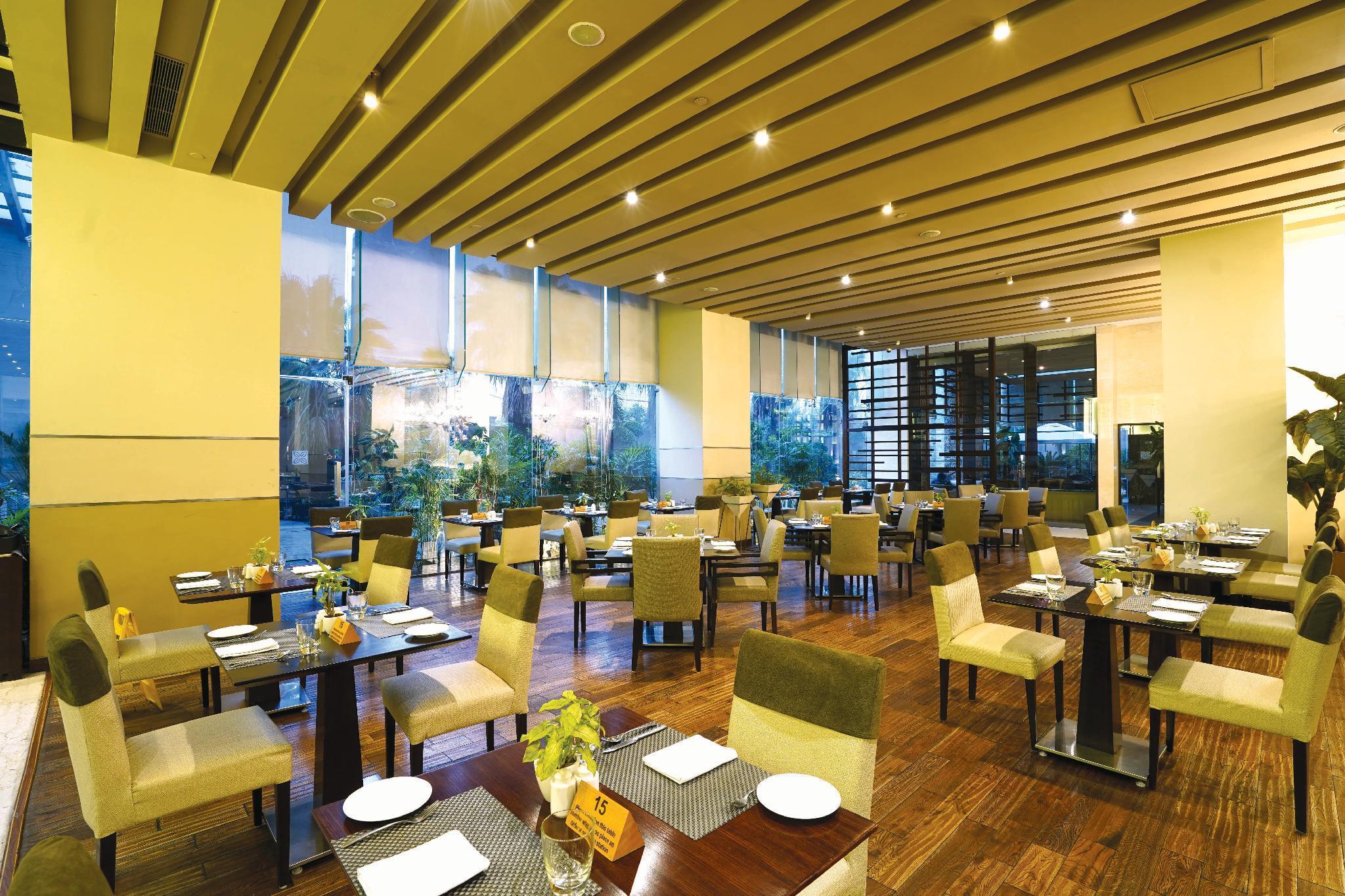 Doubletree By Hilton Gurugram Baani Square Hotell Gurgaon Exteriör bild