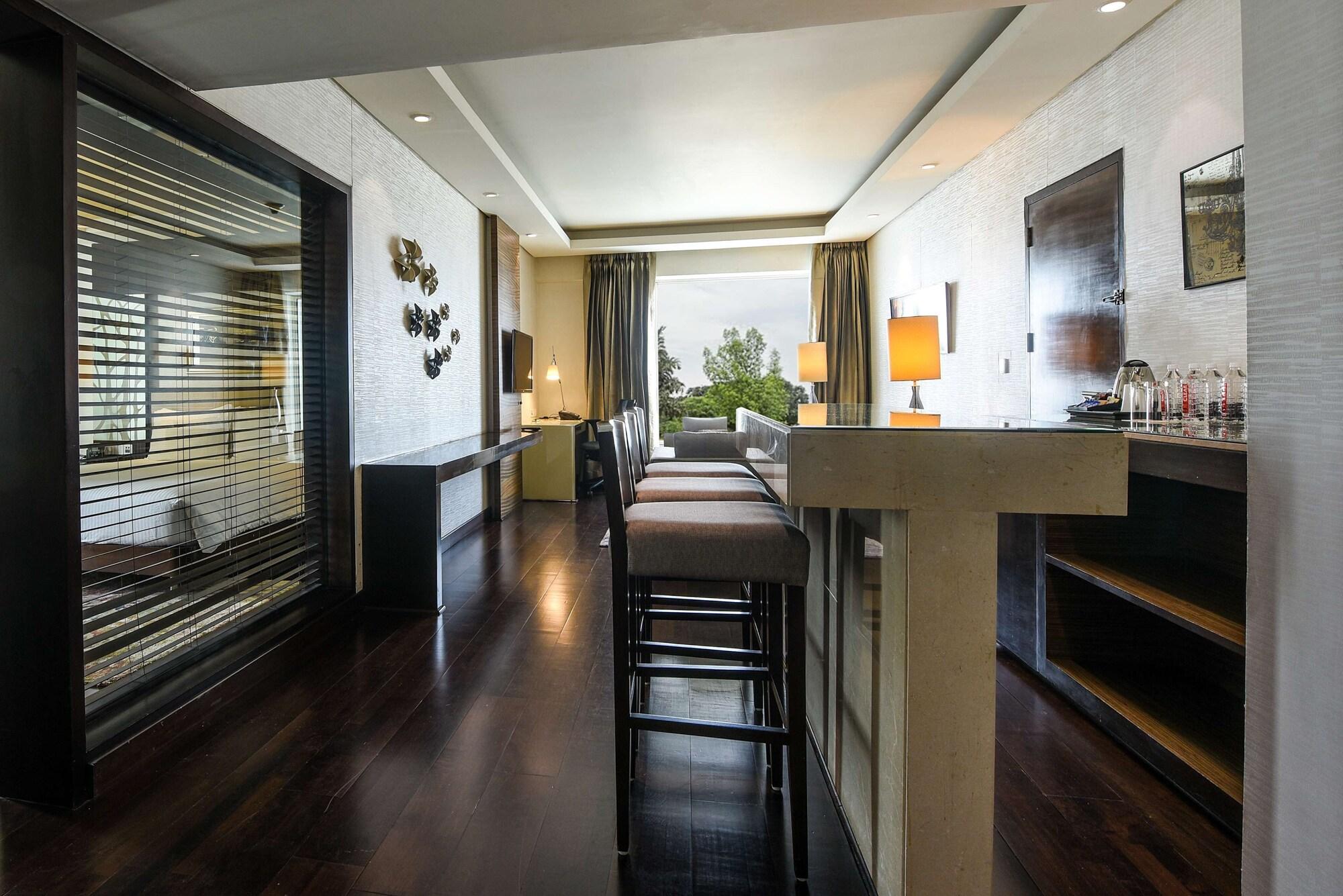 Doubletree By Hilton Gurugram Baani Square Hotell Gurgaon Exteriör bild