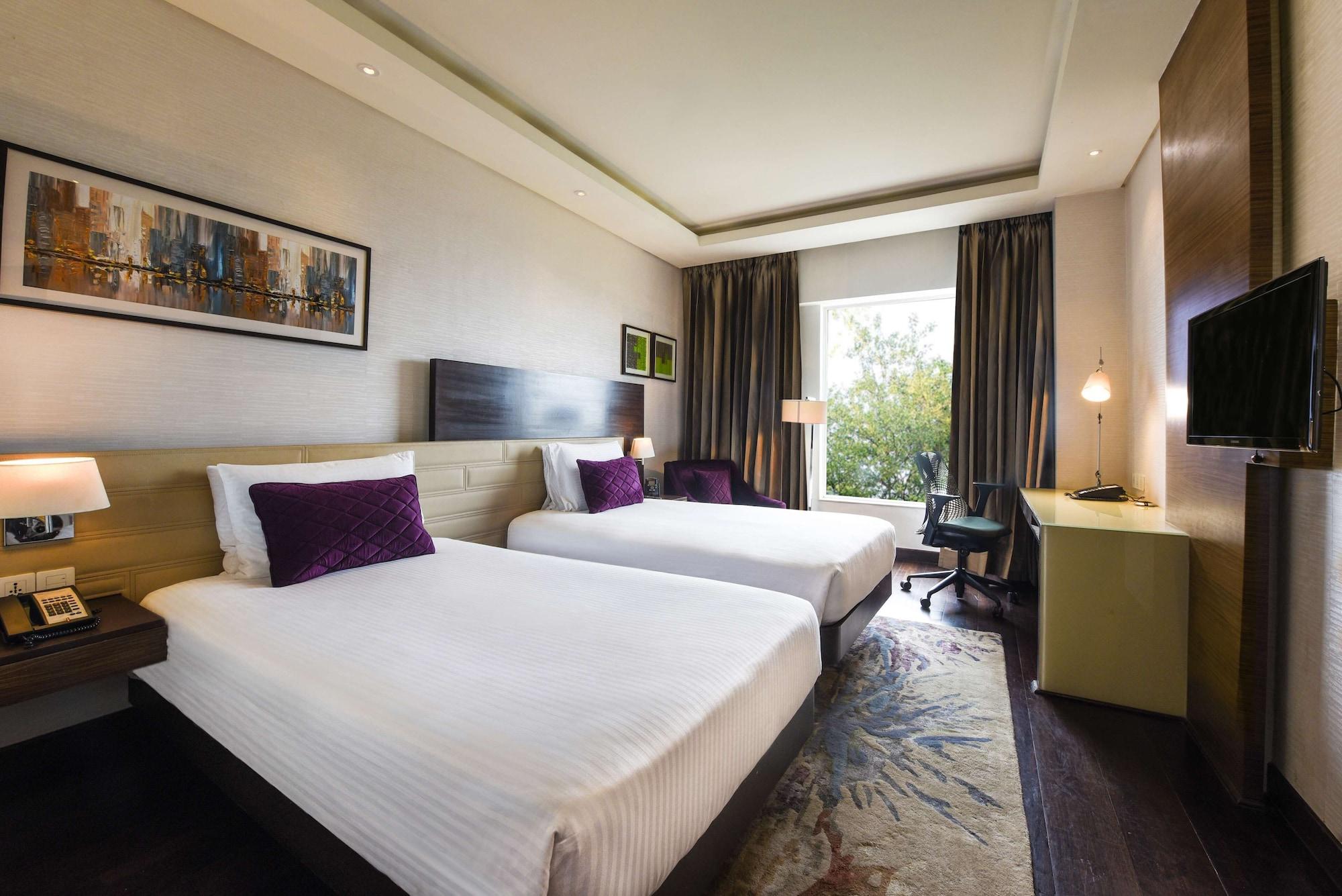 Doubletree By Hilton Gurugram Baani Square Hotell Gurgaon Exteriör bild