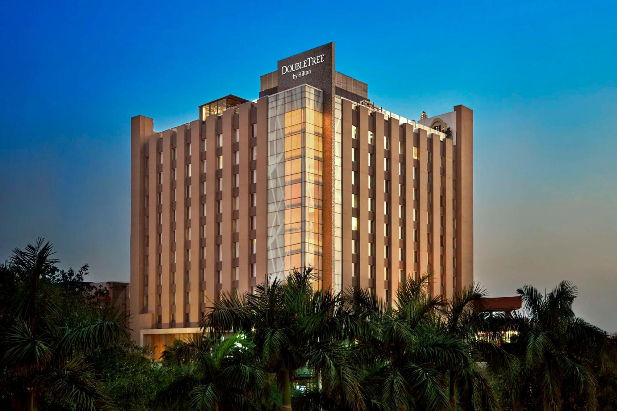 Doubletree By Hilton Gurugram Baani Square Hotell Gurgaon Exteriör bild
