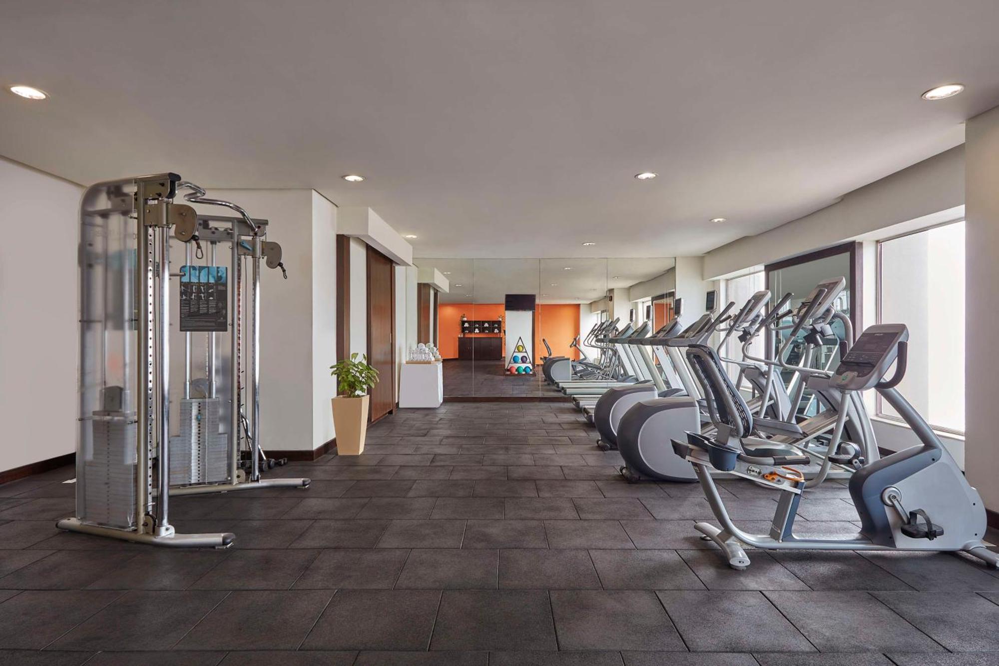 Doubletree By Hilton Gurugram Baani Square Hotell Gurgaon Exteriör bild