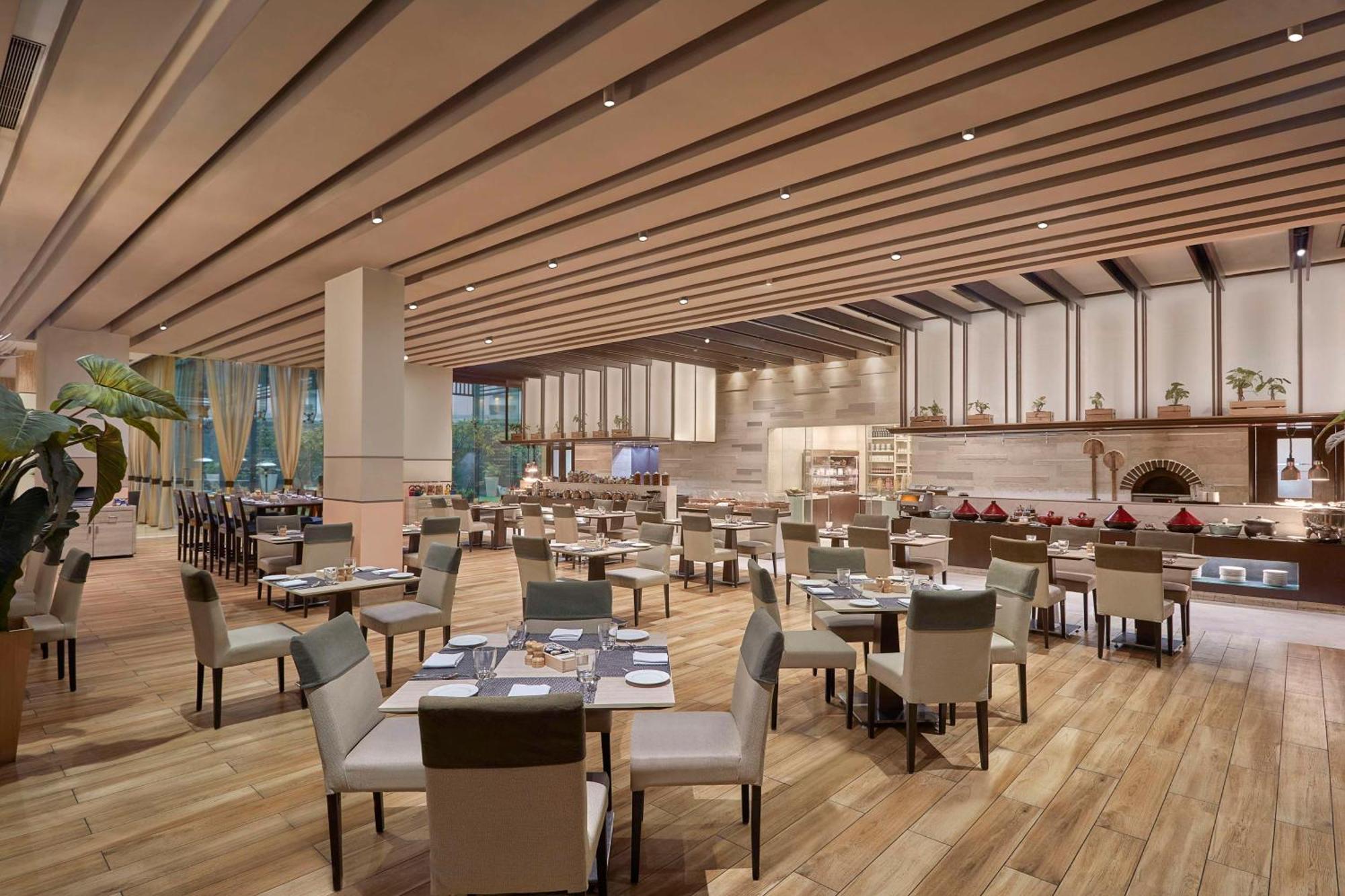 Doubletree By Hilton Gurugram Baani Square Hotell Gurgaon Exteriör bild
