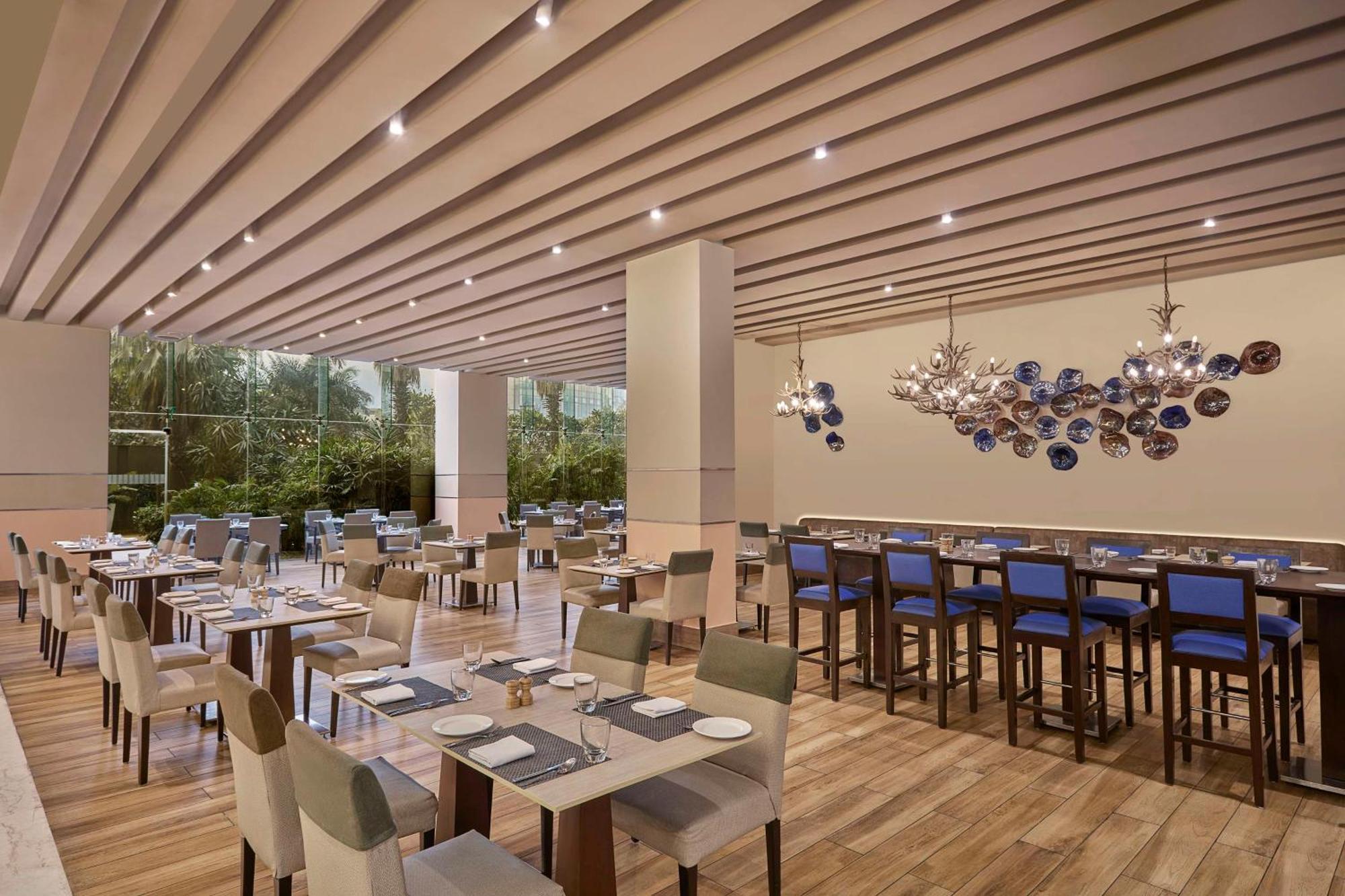 Doubletree By Hilton Gurugram Baani Square Hotell Gurgaon Exteriör bild