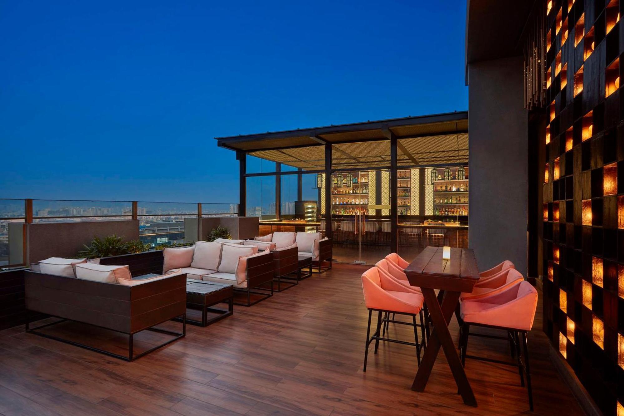 Doubletree By Hilton Gurugram Baani Square Hotell Gurgaon Exteriör bild
