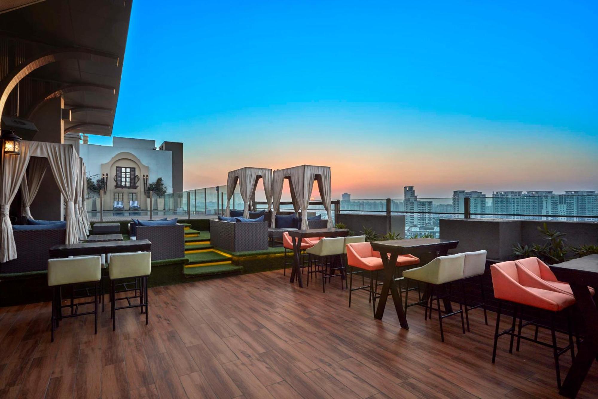 Doubletree By Hilton Gurugram Baani Square Hotell Gurgaon Exteriör bild