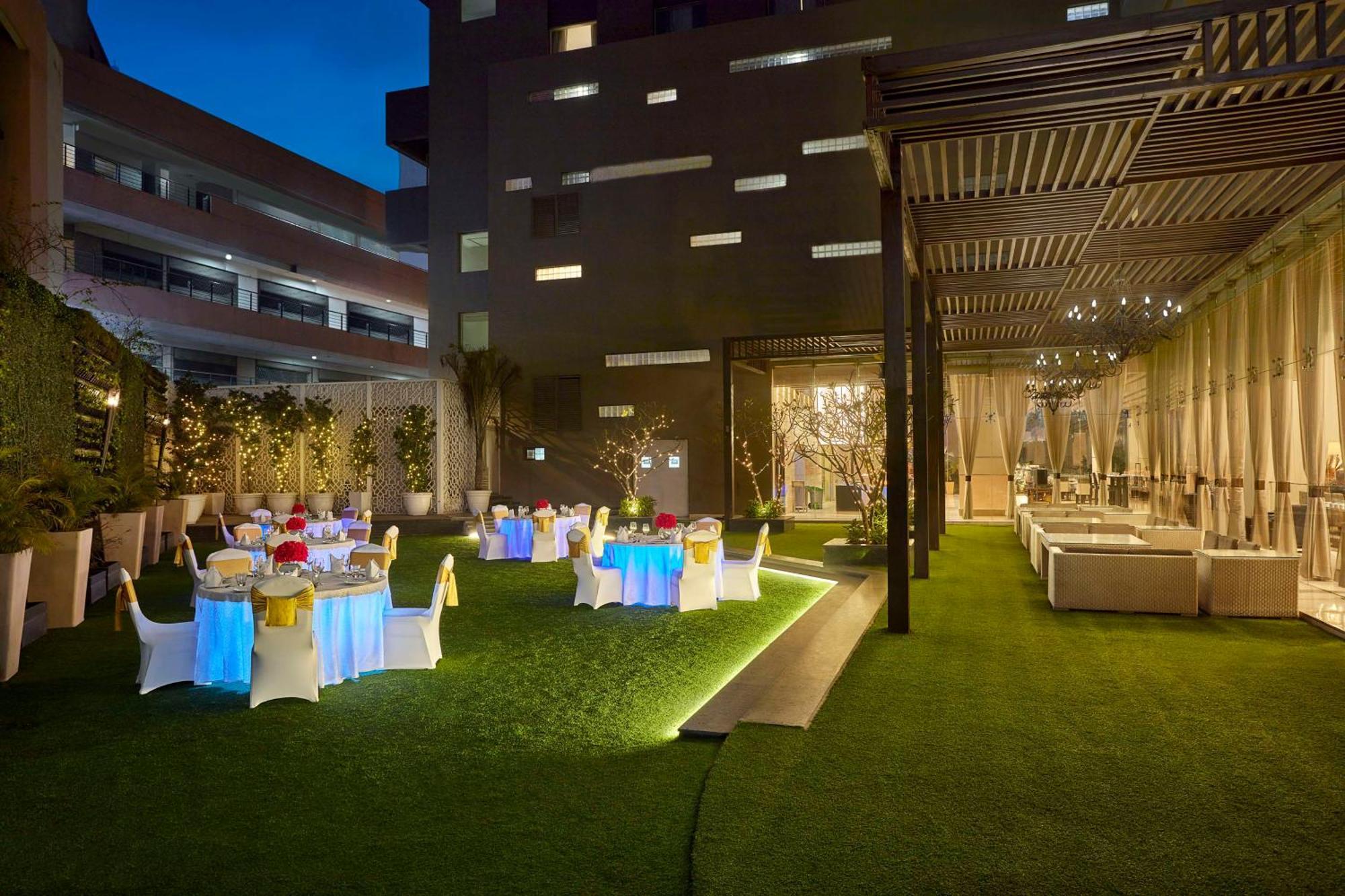 Doubletree By Hilton Gurugram Baani Square Hotell Gurgaon Exteriör bild