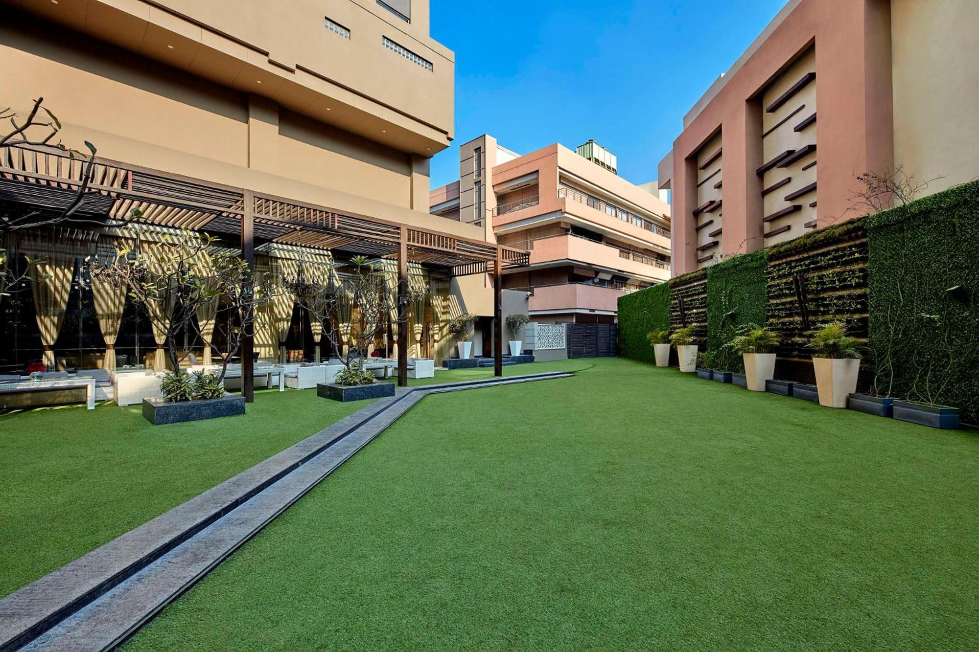 Doubletree By Hilton Gurugram Baani Square Hotell Gurgaon Exteriör bild