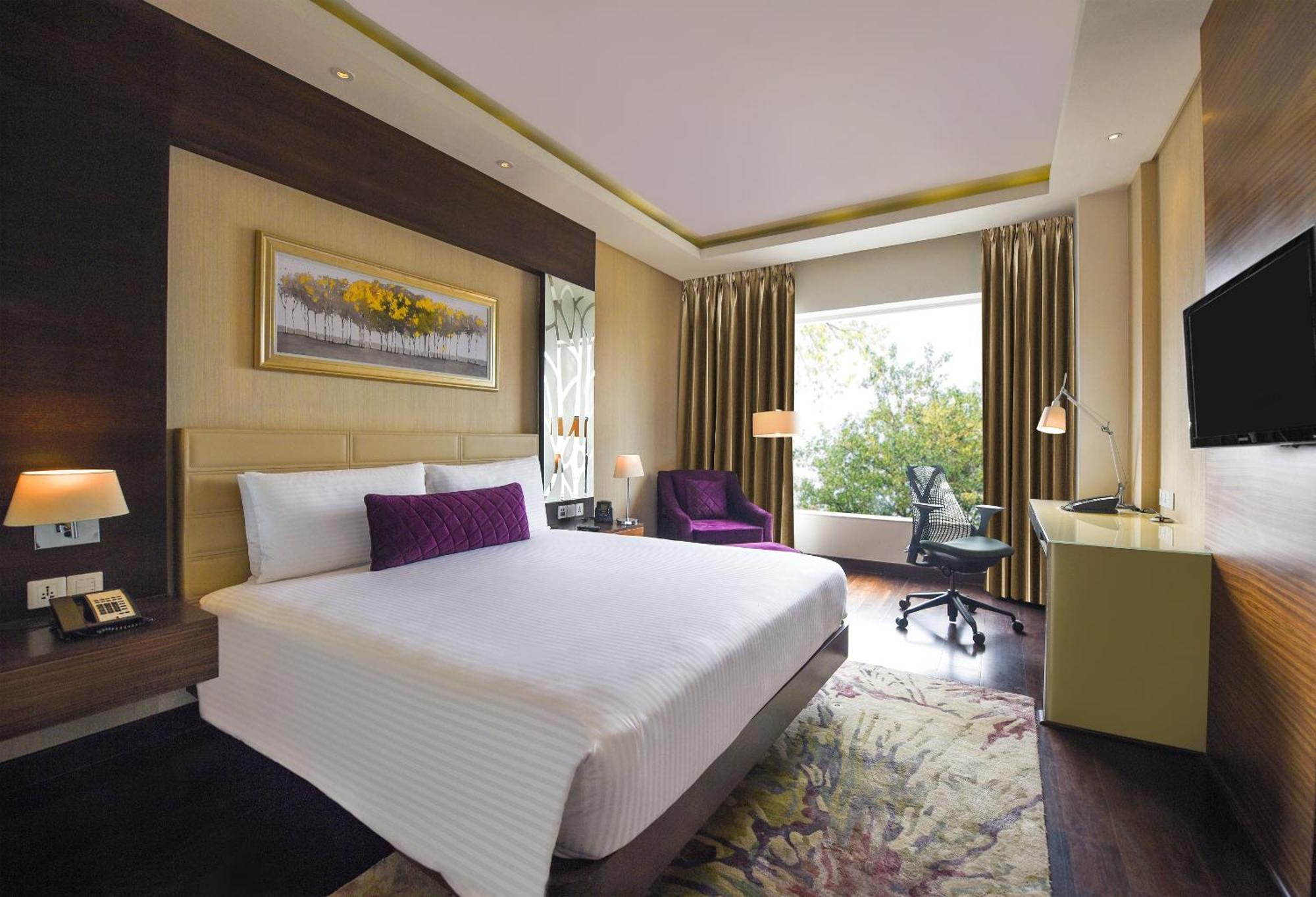 Doubletree By Hilton Gurugram Baani Square Hotell Gurgaon Exteriör bild