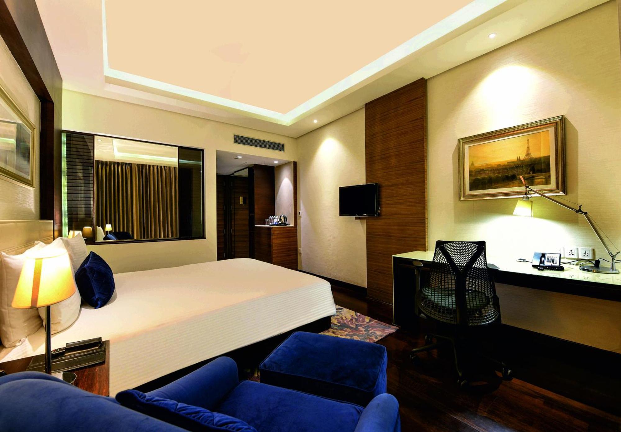Doubletree By Hilton Gurugram Baani Square Hotell Gurgaon Exteriör bild