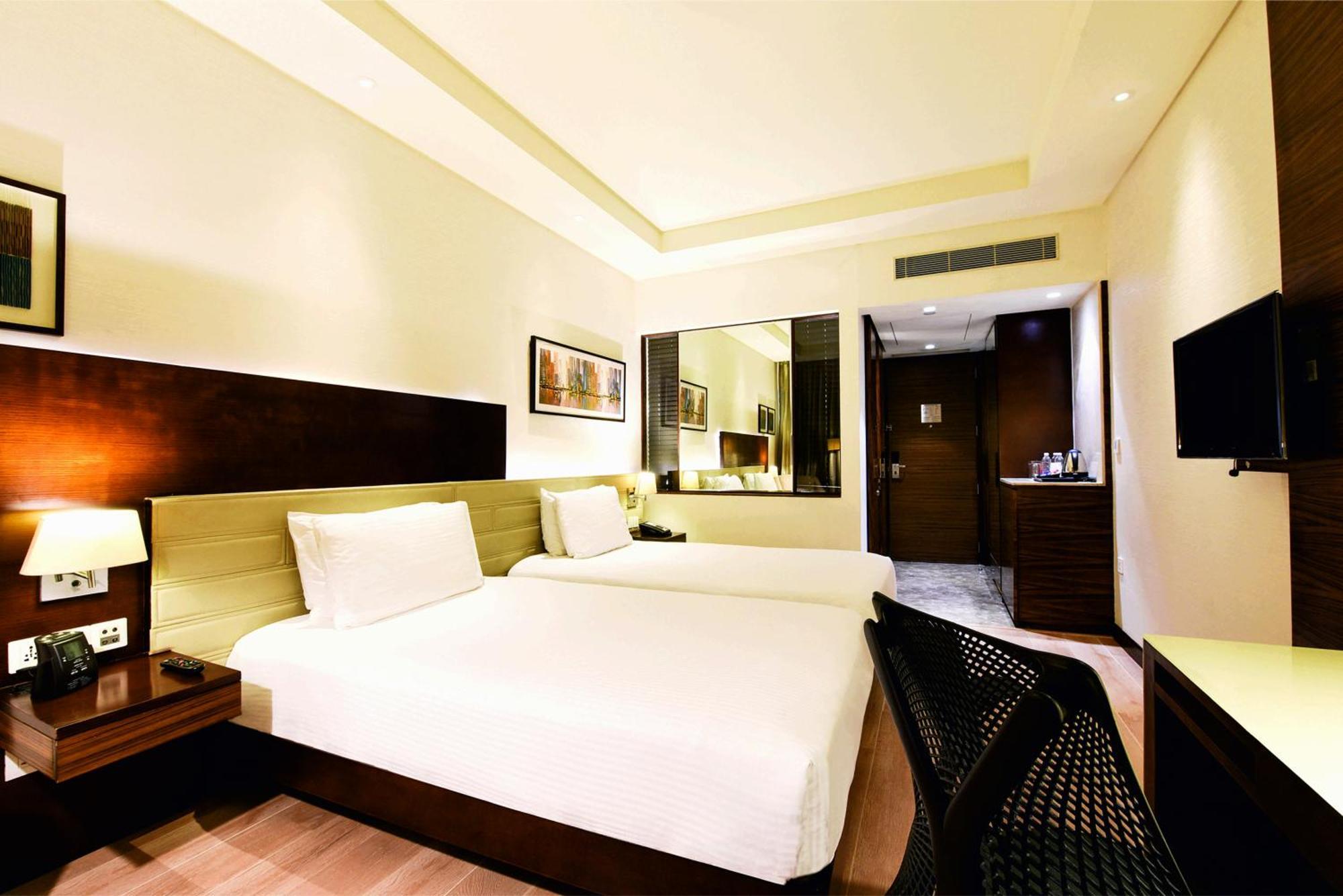 Doubletree By Hilton Gurugram Baani Square Hotell Gurgaon Exteriör bild
