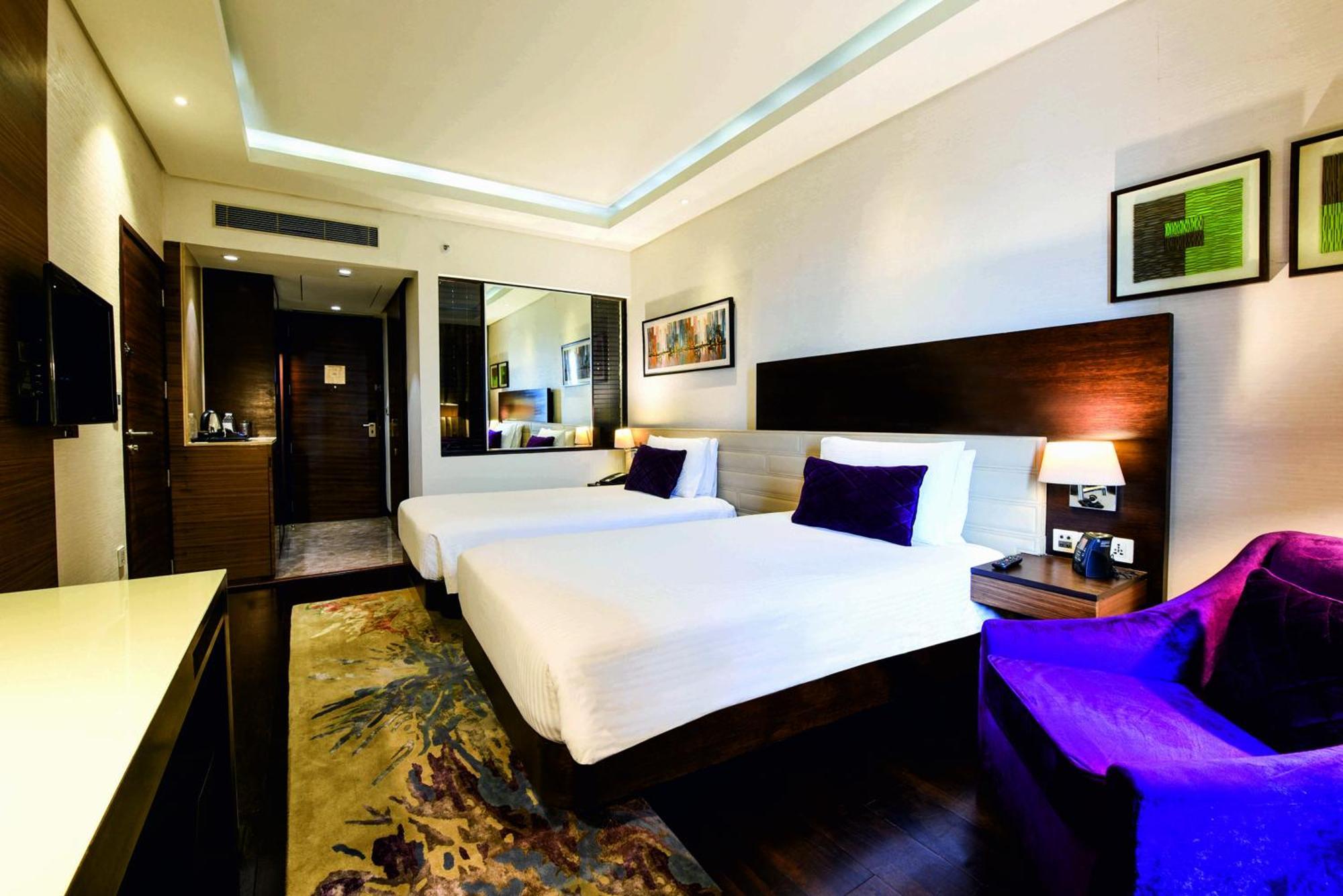 Doubletree By Hilton Gurugram Baani Square Hotell Gurgaon Exteriör bild