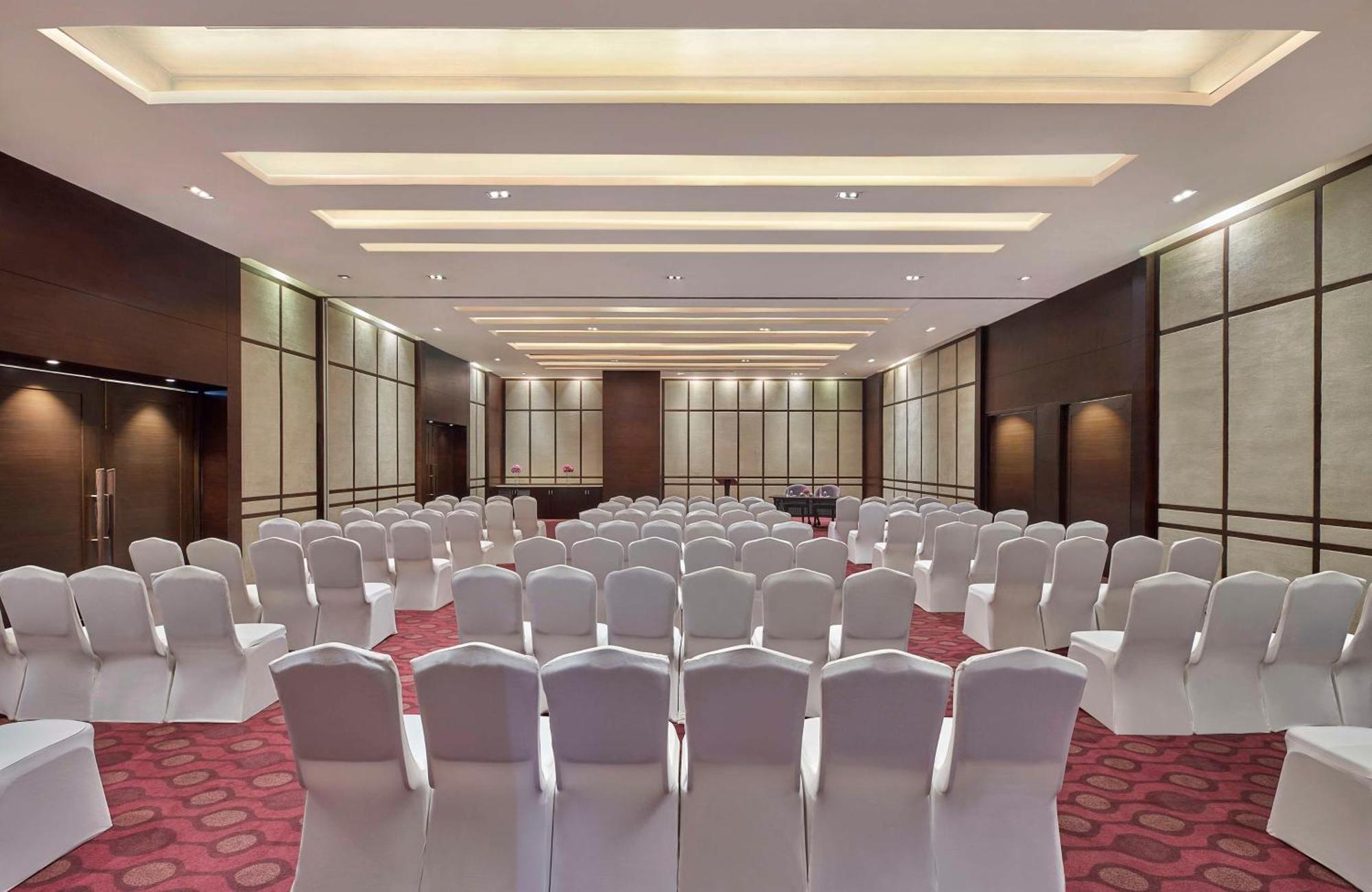 Doubletree By Hilton Gurugram Baani Square Hotell Gurgaon Exteriör bild