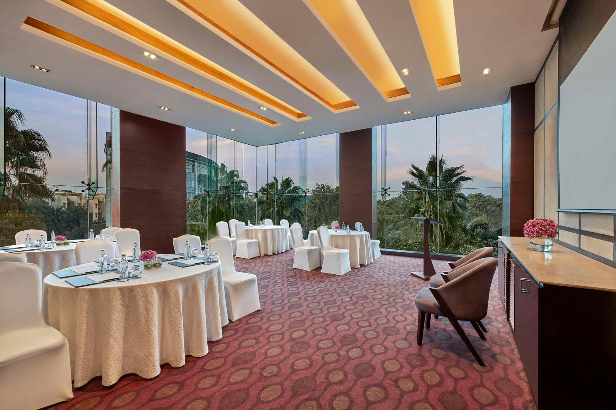 Doubletree By Hilton Gurugram Baani Square Hotell Gurgaon Exteriör bild