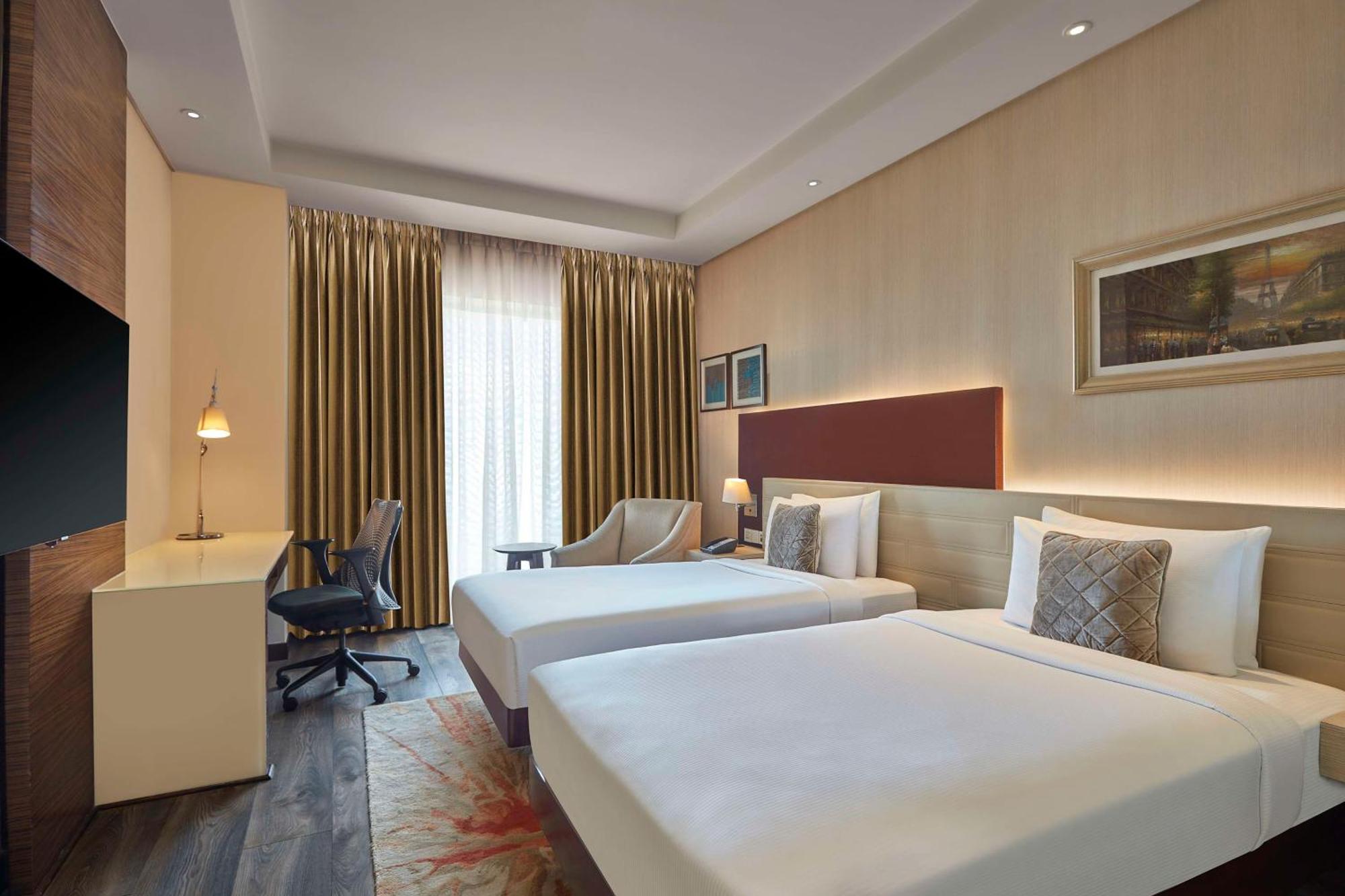 Doubletree By Hilton Gurugram Baani Square Hotell Gurgaon Exteriör bild