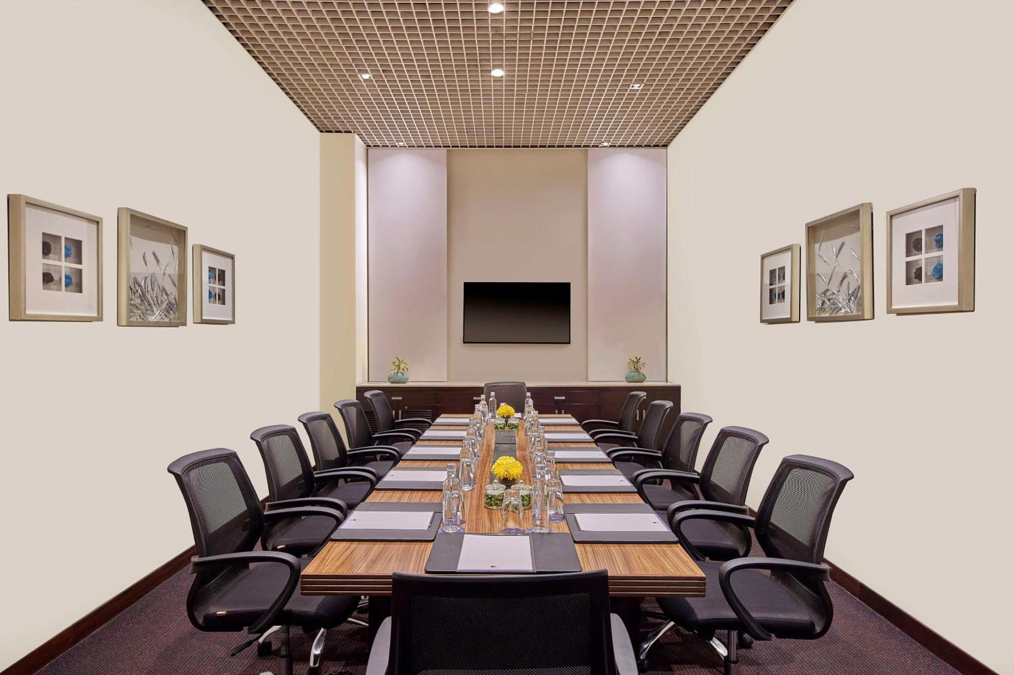 Doubletree By Hilton Gurugram Baani Square Hotell Gurgaon Exteriör bild