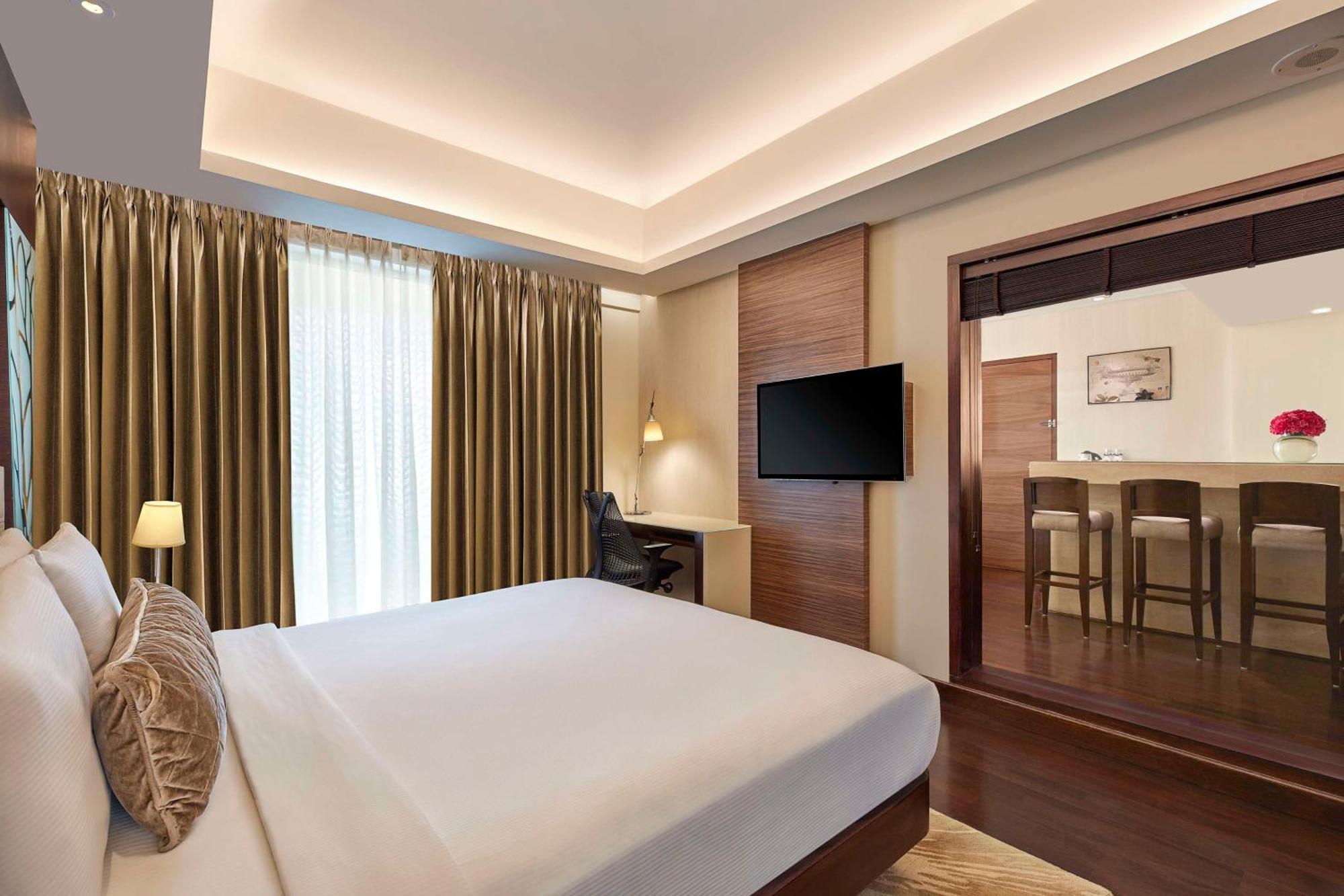 Doubletree By Hilton Gurugram Baani Square Hotell Gurgaon Exteriör bild