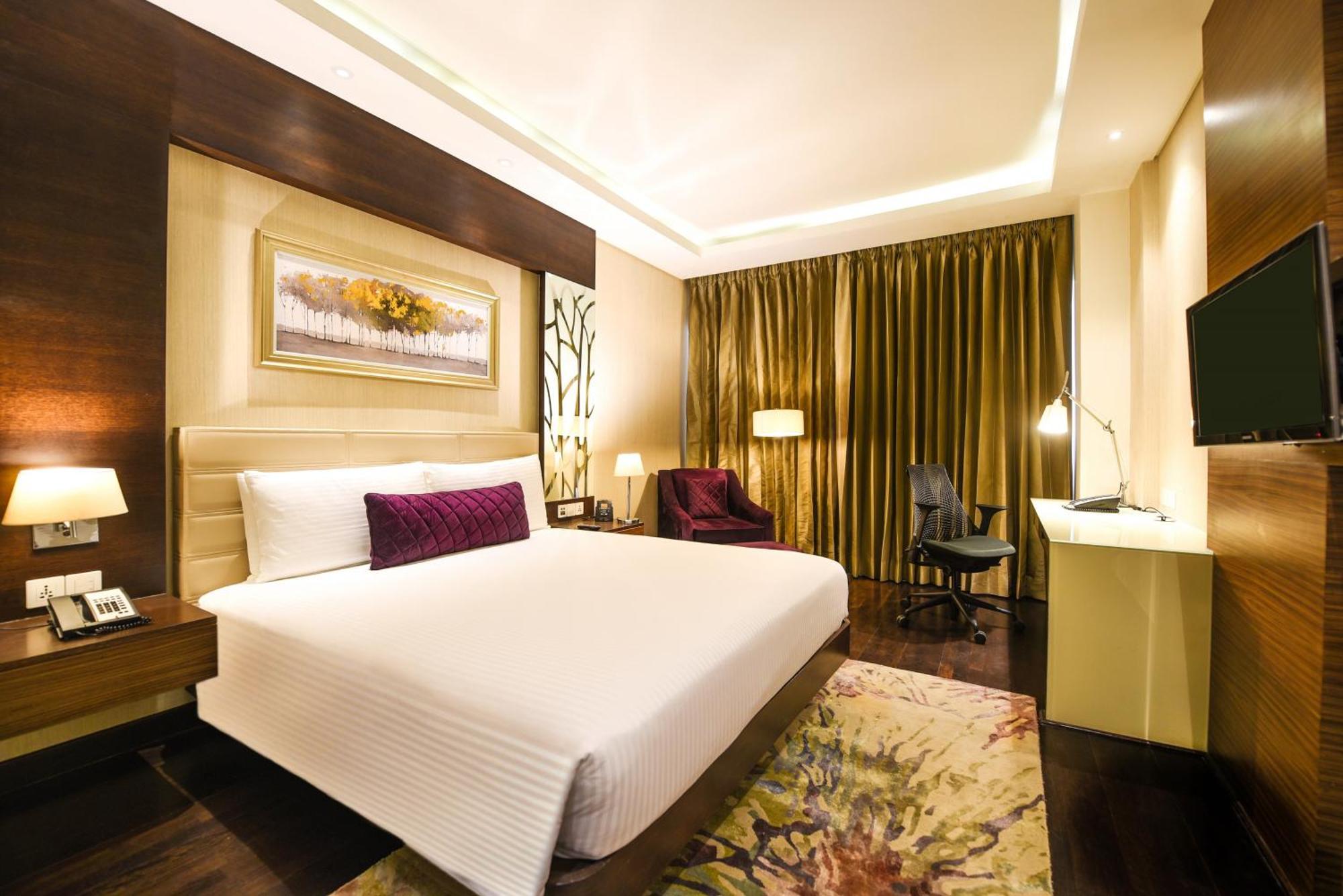 Doubletree By Hilton Gurugram Baani Square Hotell Gurgaon Exteriör bild