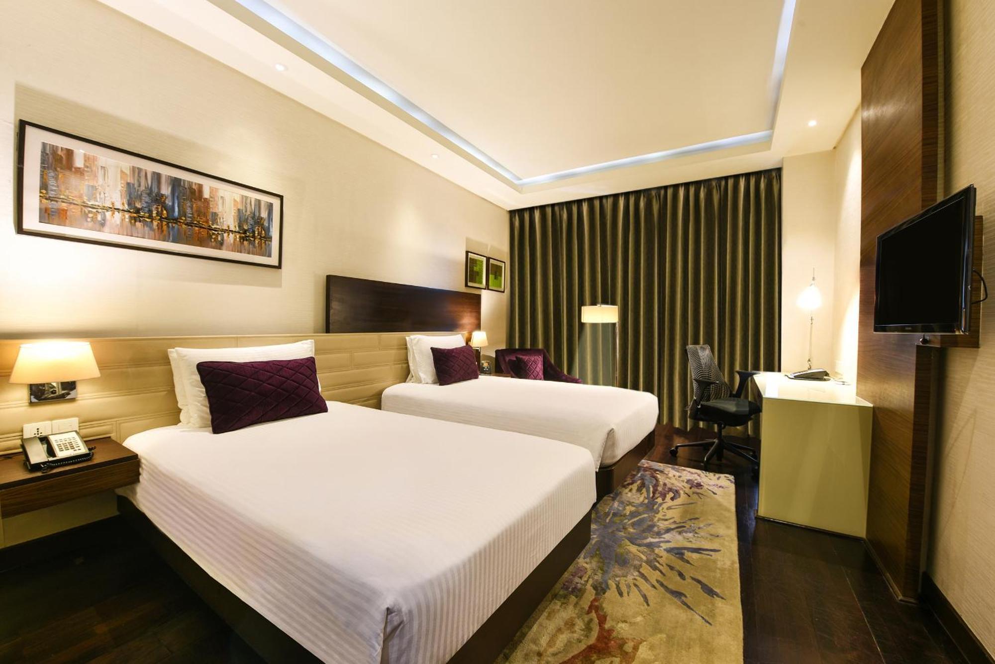 Doubletree By Hilton Gurugram Baani Square Hotell Gurgaon Exteriör bild
