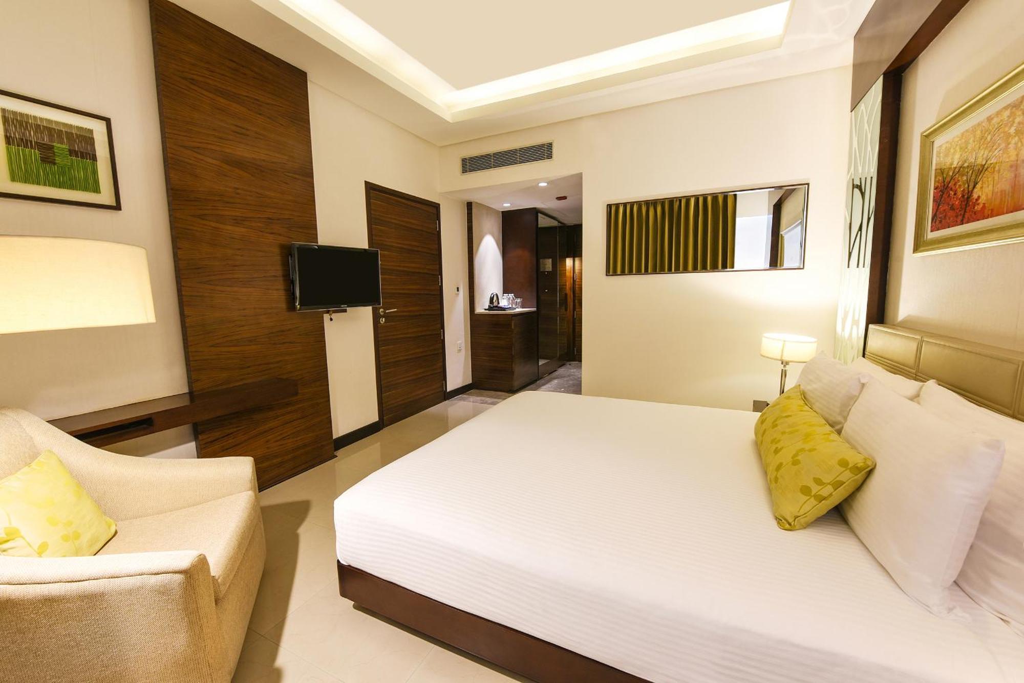 Doubletree By Hilton Gurugram Baani Square Hotell Gurgaon Exteriör bild