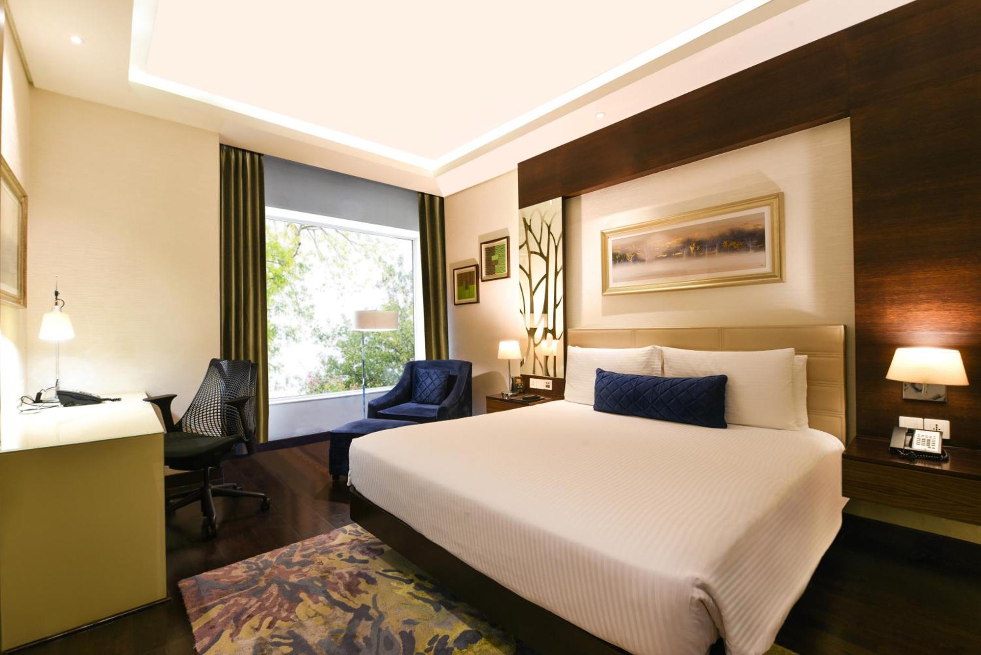 Doubletree By Hilton Gurugram Baani Square Hotell Gurgaon Exteriör bild