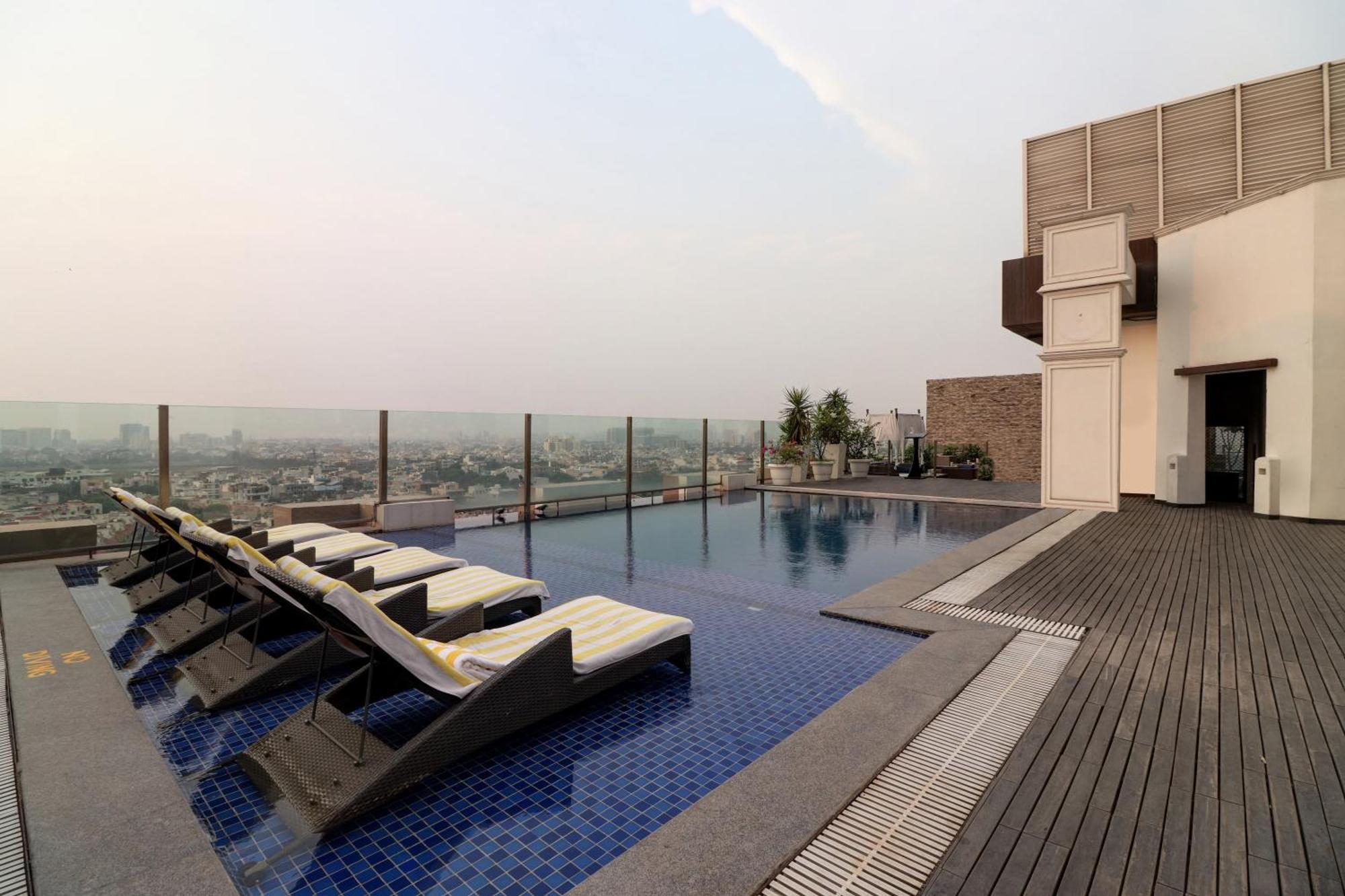 Doubletree By Hilton Gurugram Baani Square Hotell Gurgaon Exteriör bild