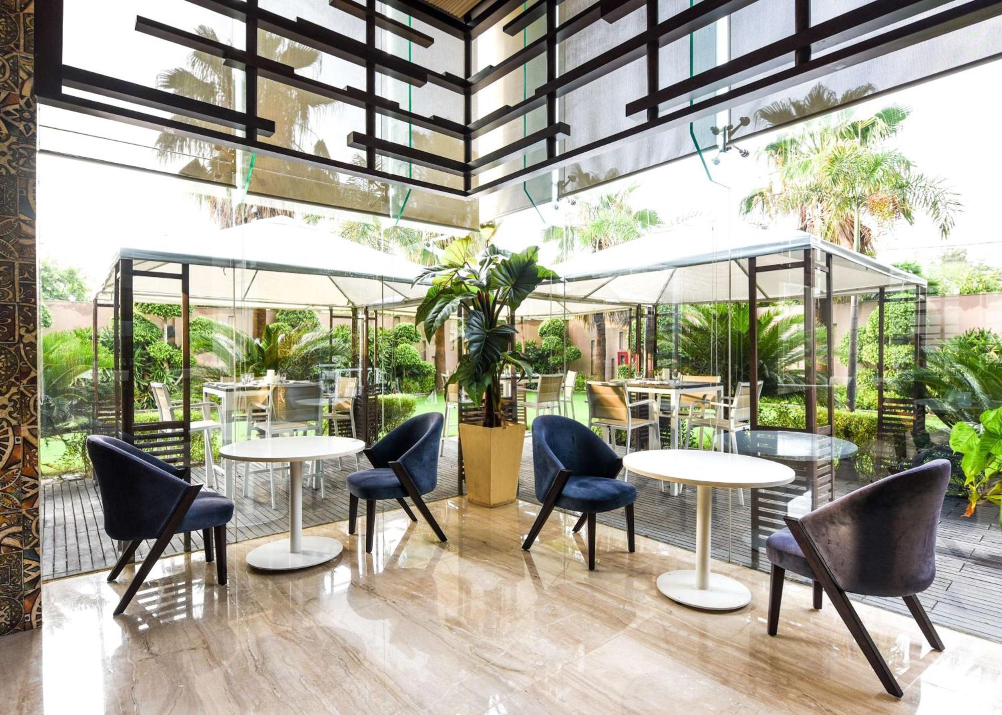 Doubletree By Hilton Gurugram Baani Square Hotell Gurgaon Exteriör bild