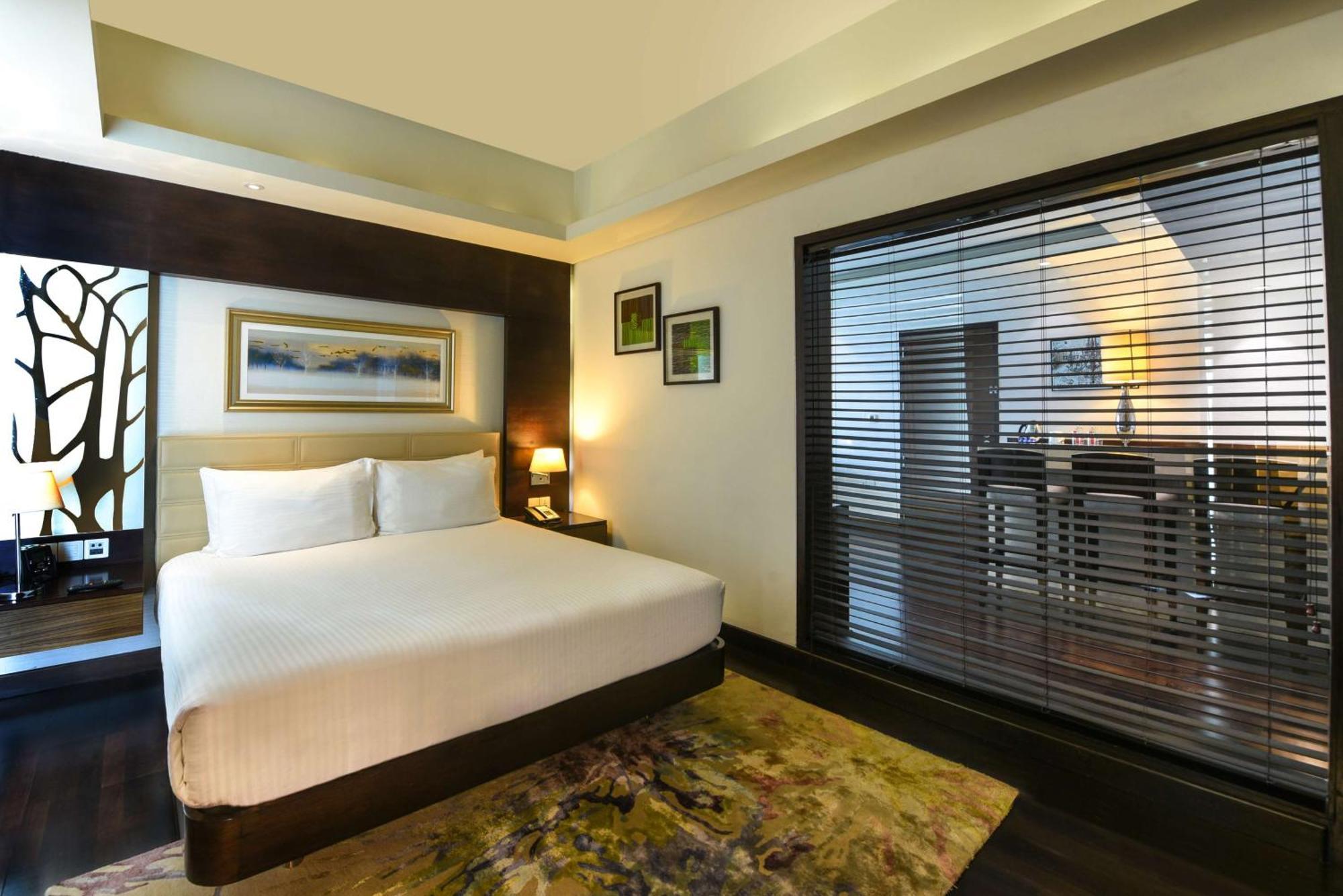Doubletree By Hilton Gurugram Baani Square Hotell Gurgaon Exteriör bild