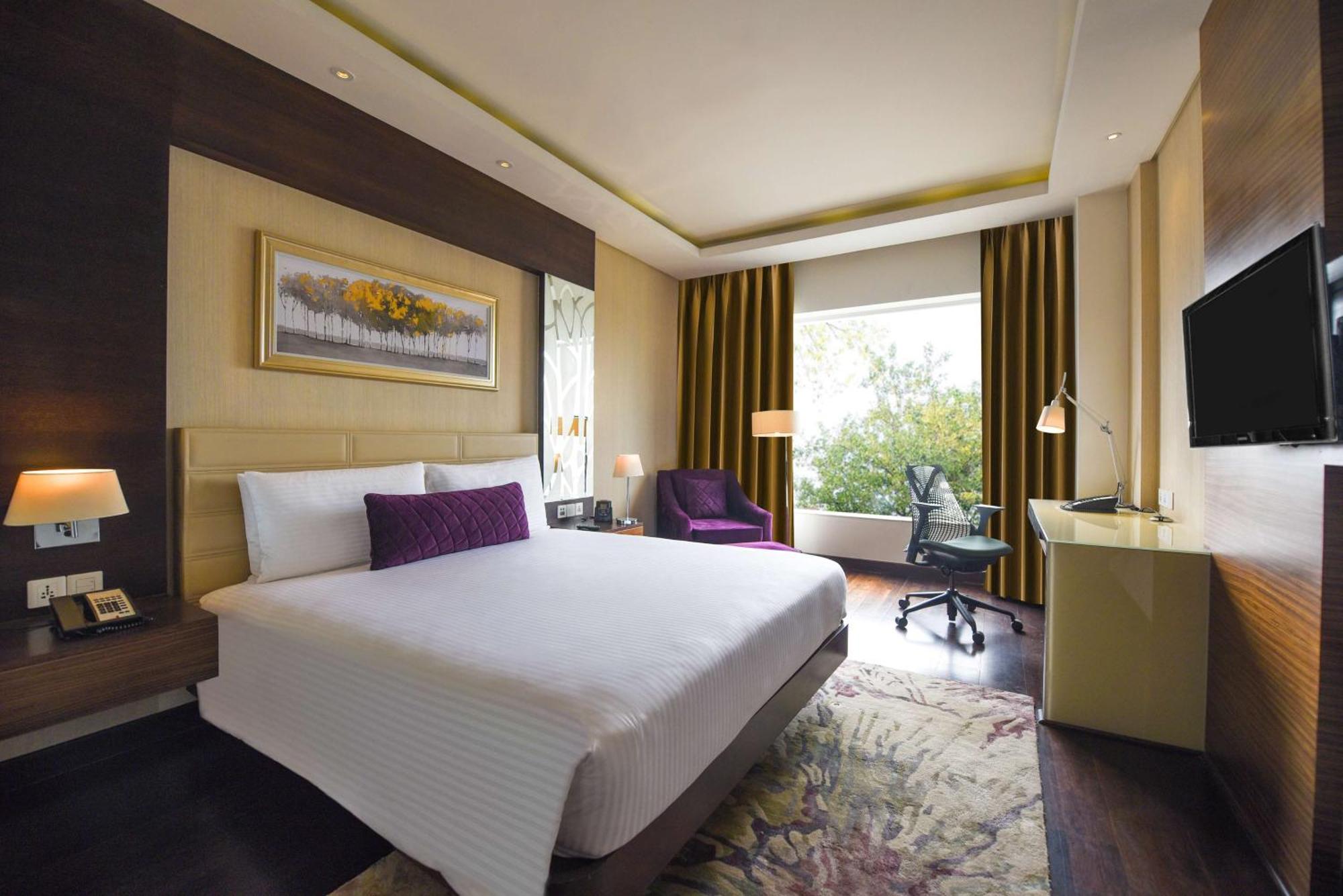 Doubletree By Hilton Gurugram Baani Square Hotell Gurgaon Exteriör bild