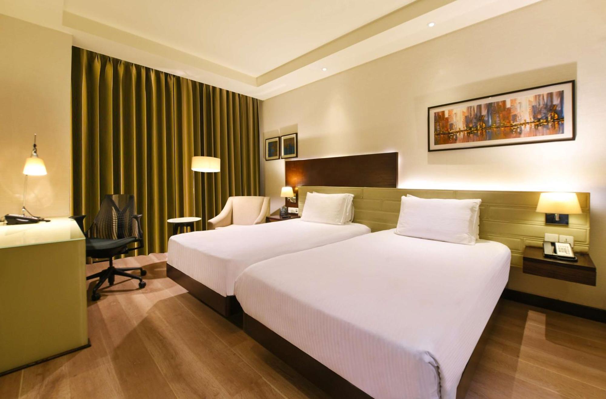 Doubletree By Hilton Gurugram Baani Square Hotell Gurgaon Exteriör bild