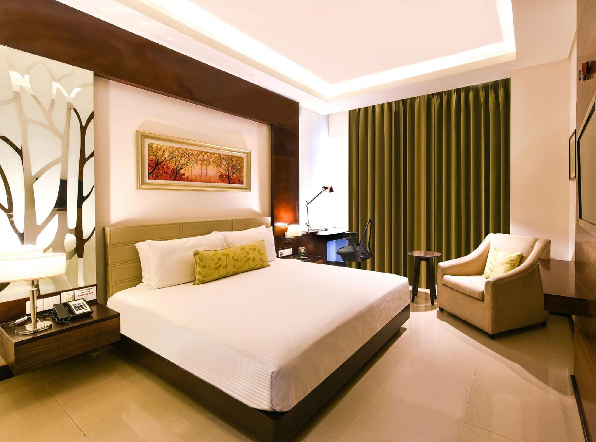 Doubletree By Hilton Gurugram Baani Square Hotell Gurgaon Exteriör bild