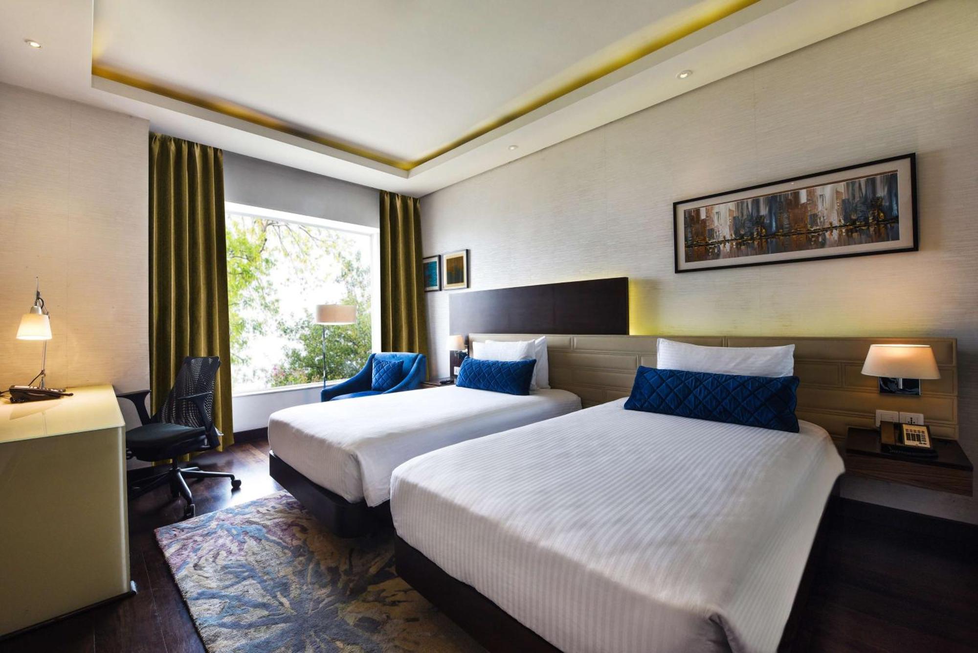 Doubletree By Hilton Gurugram Baani Square Hotell Gurgaon Exteriör bild