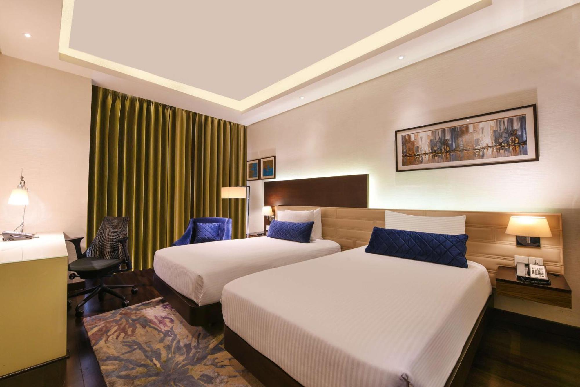 Doubletree By Hilton Gurugram Baani Square Hotell Gurgaon Exteriör bild