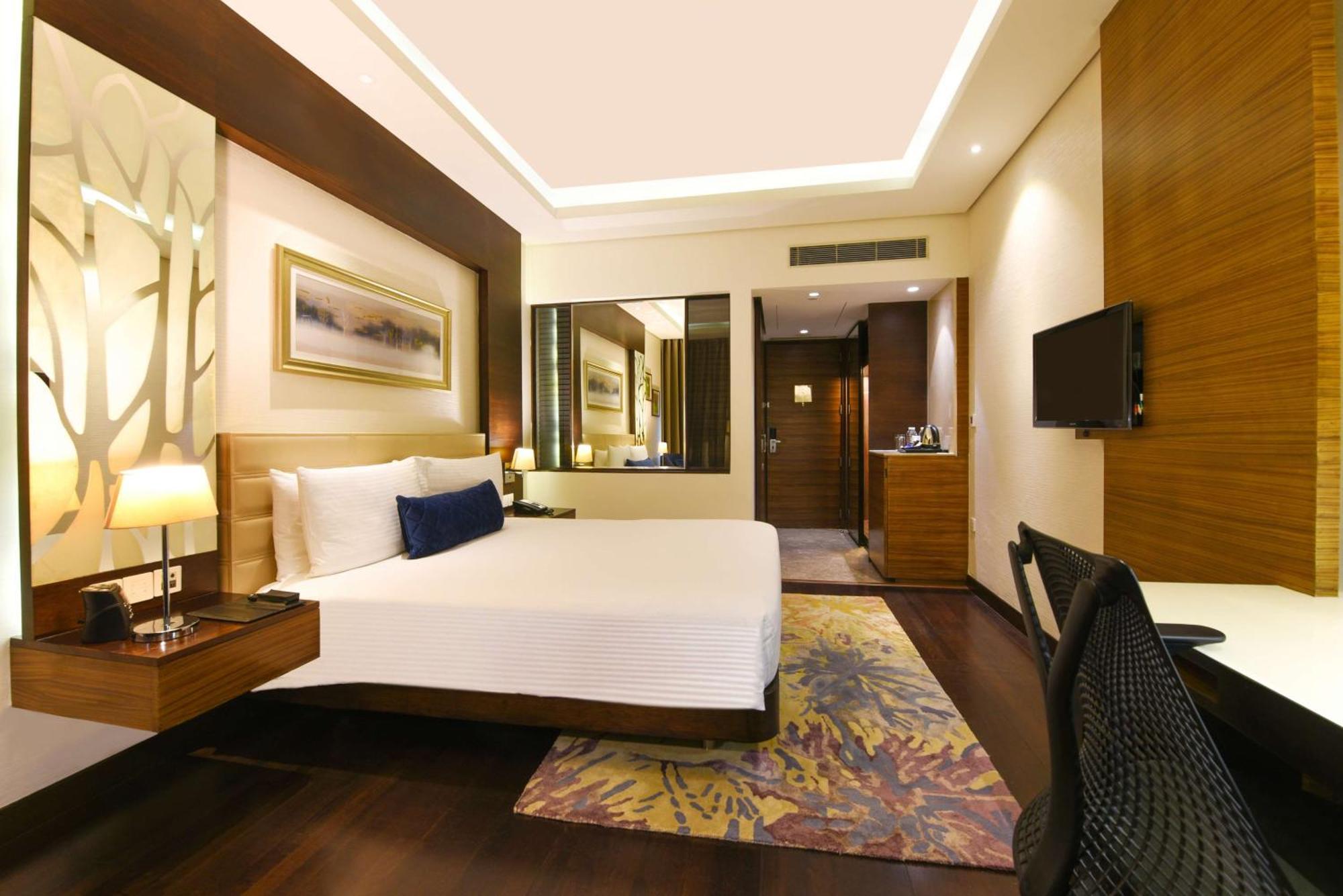 Doubletree By Hilton Gurugram Baani Square Hotell Gurgaon Exteriör bild