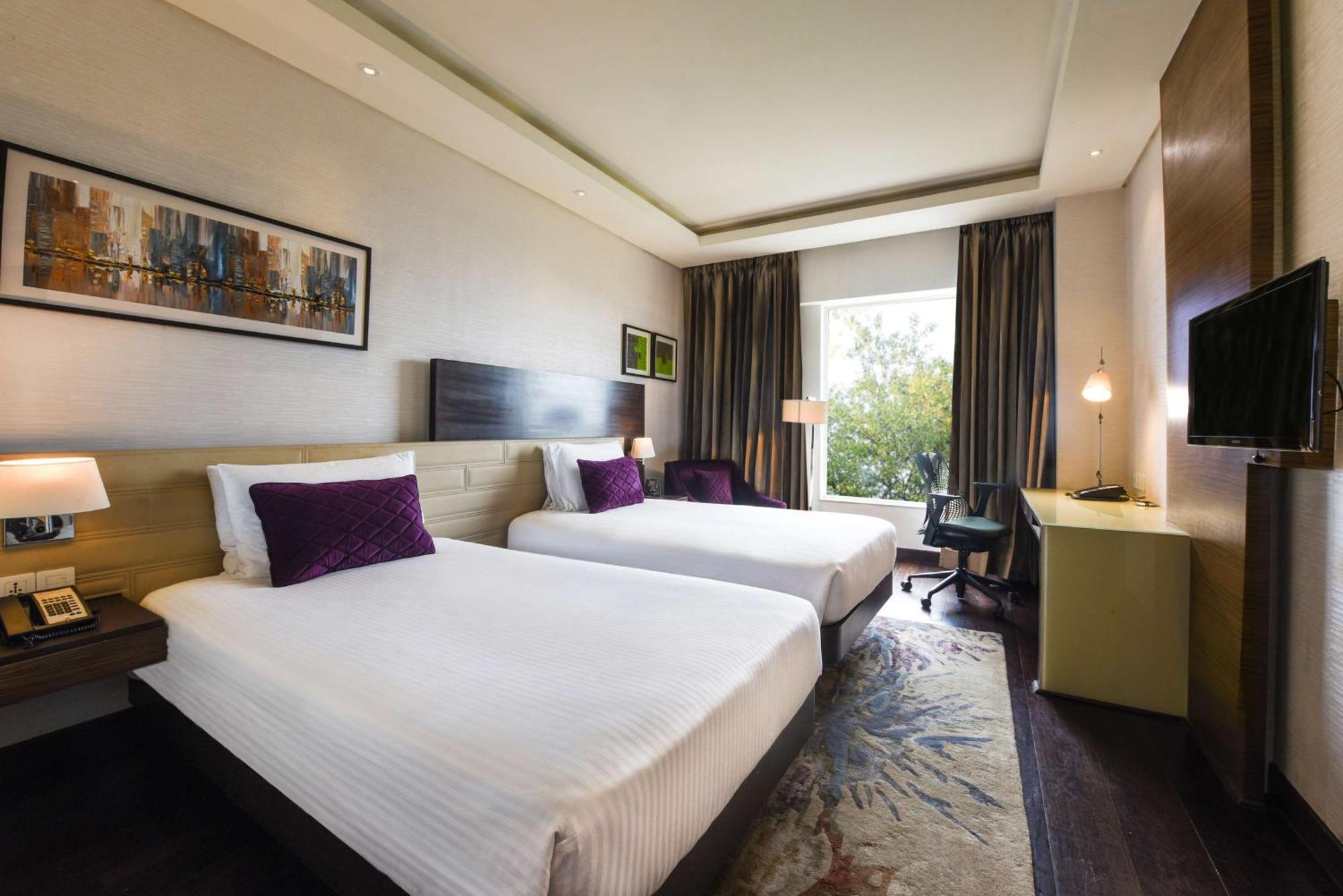 Doubletree By Hilton Gurugram Baani Square Hotell Gurgaon Exteriör bild