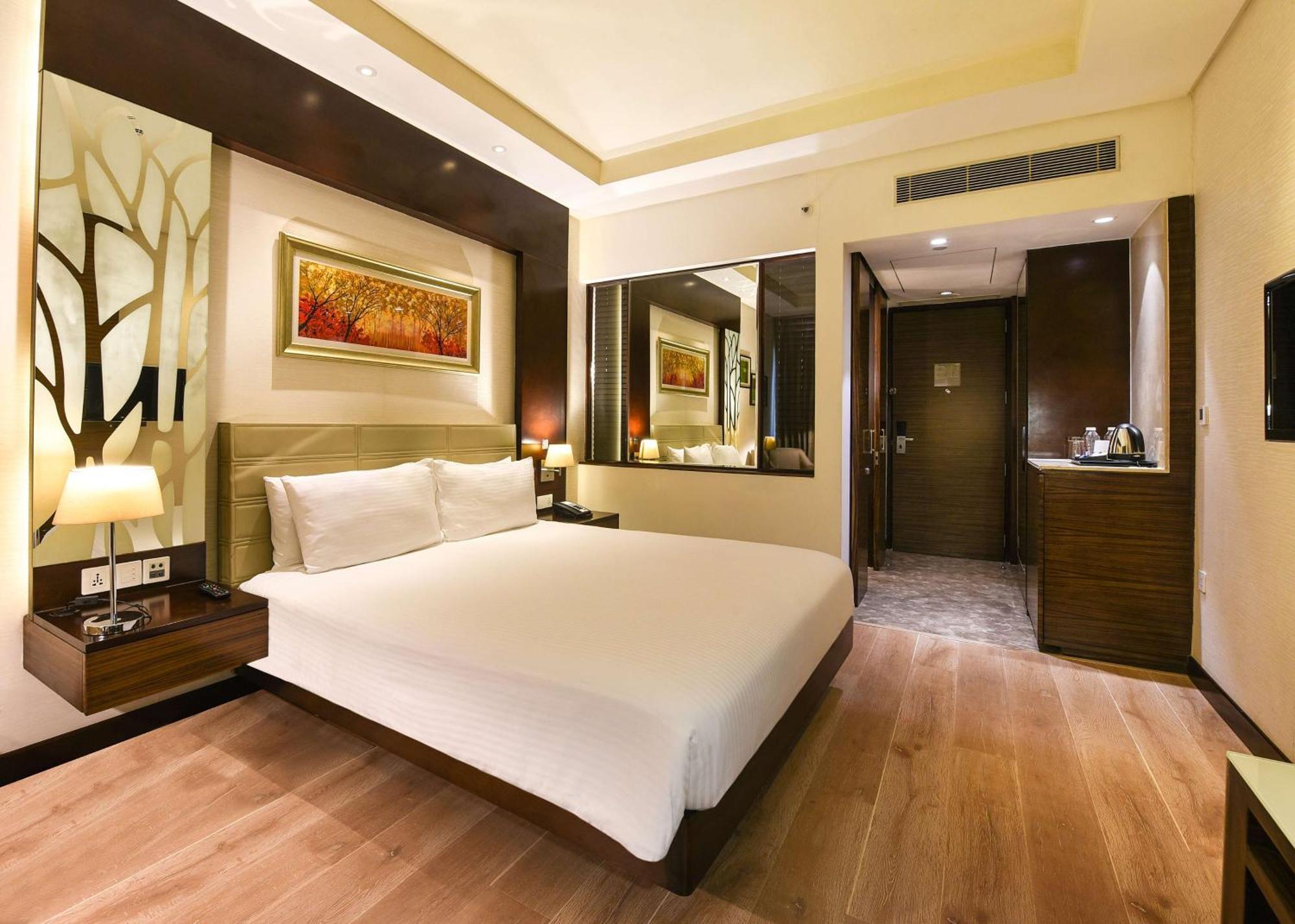 Doubletree By Hilton Gurugram Baani Square Hotell Gurgaon Exteriör bild