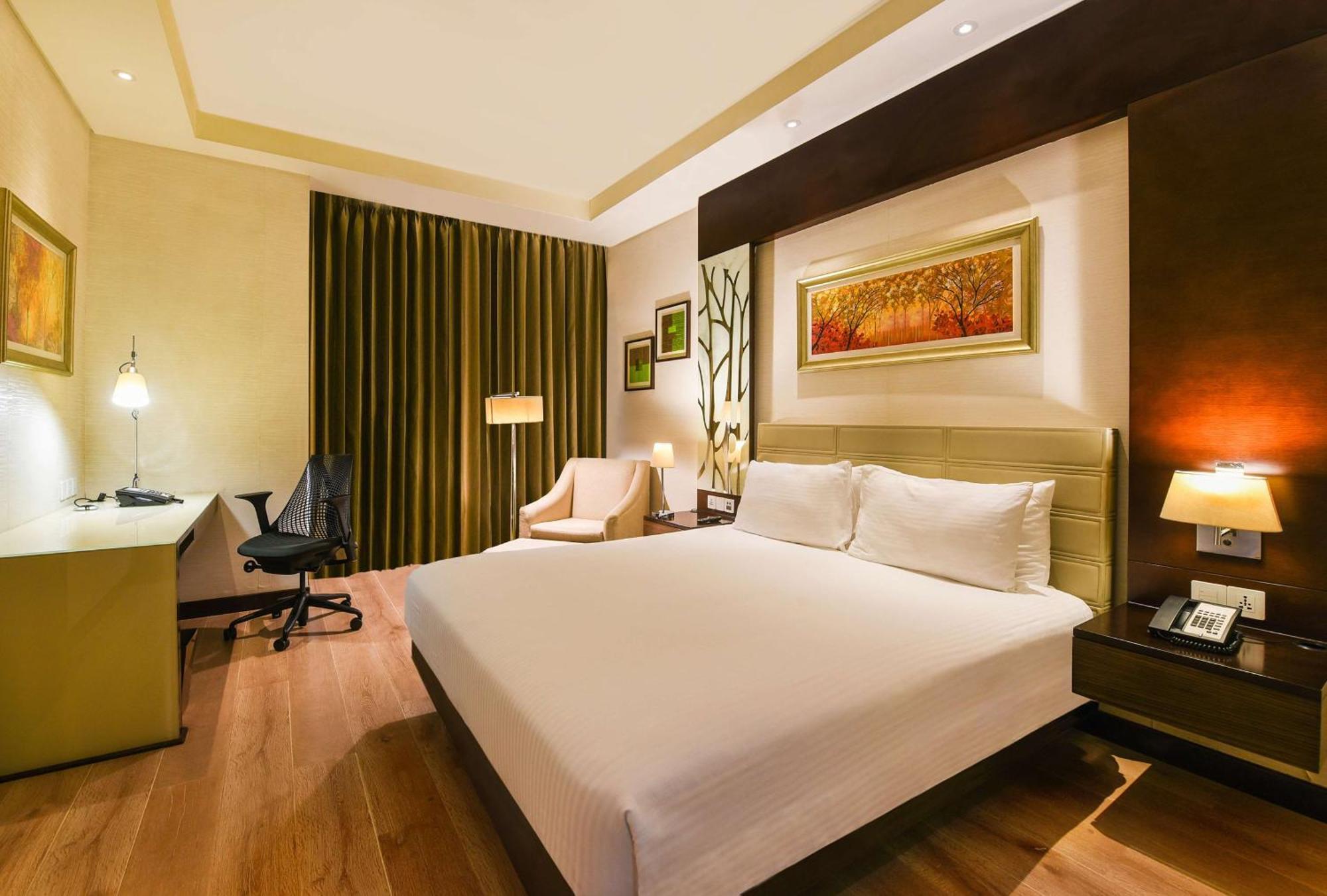 Doubletree By Hilton Gurugram Baani Square Hotell Gurgaon Exteriör bild