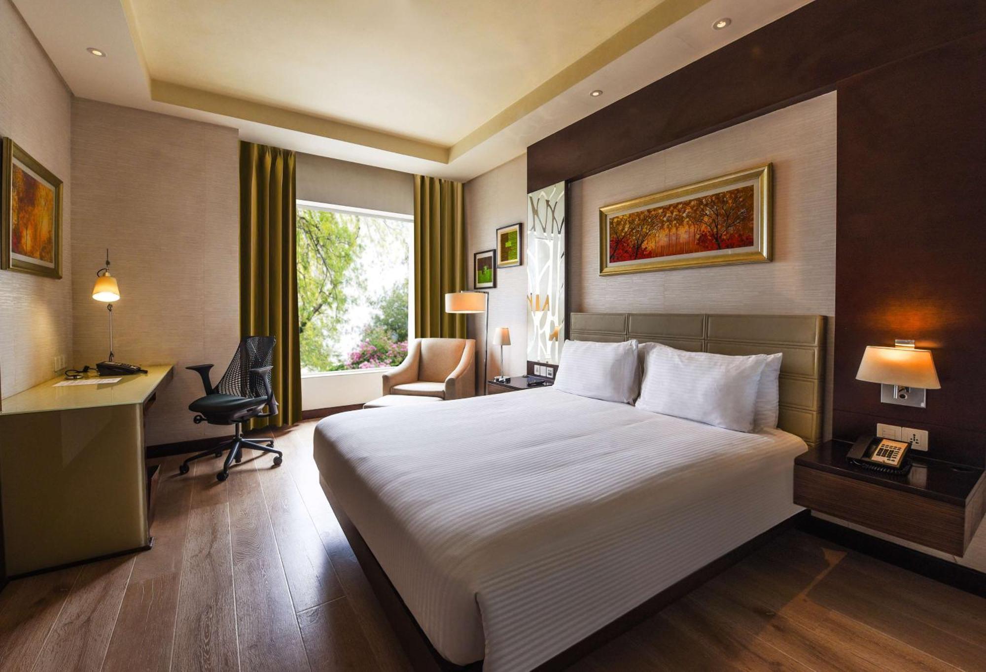 Doubletree By Hilton Gurugram Baani Square Hotell Gurgaon Exteriör bild