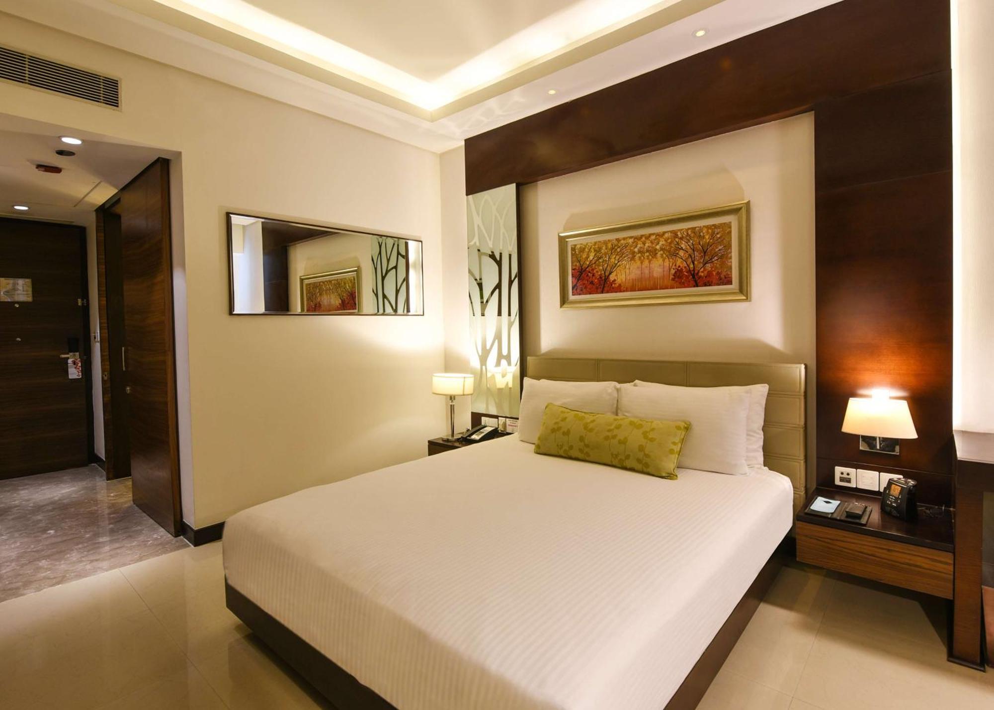 Doubletree By Hilton Gurugram Baani Square Hotell Gurgaon Exteriör bild