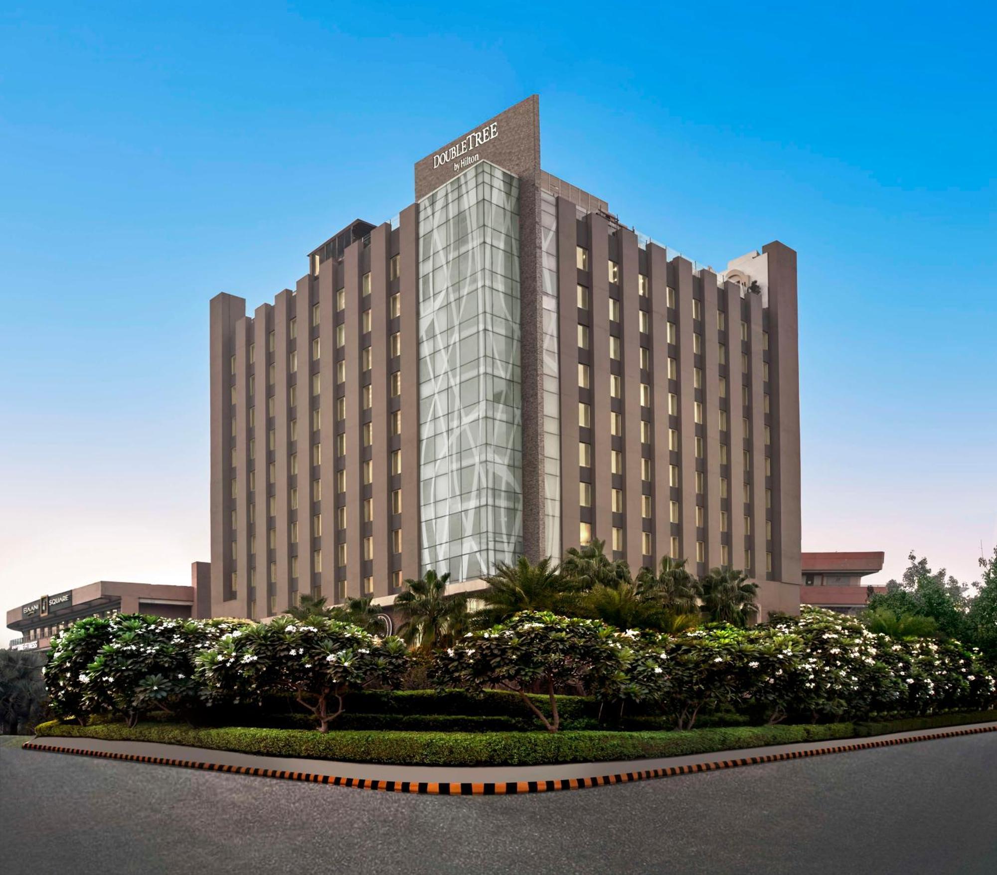 Doubletree By Hilton Gurugram Baani Square Hotell Gurgaon Exteriör bild