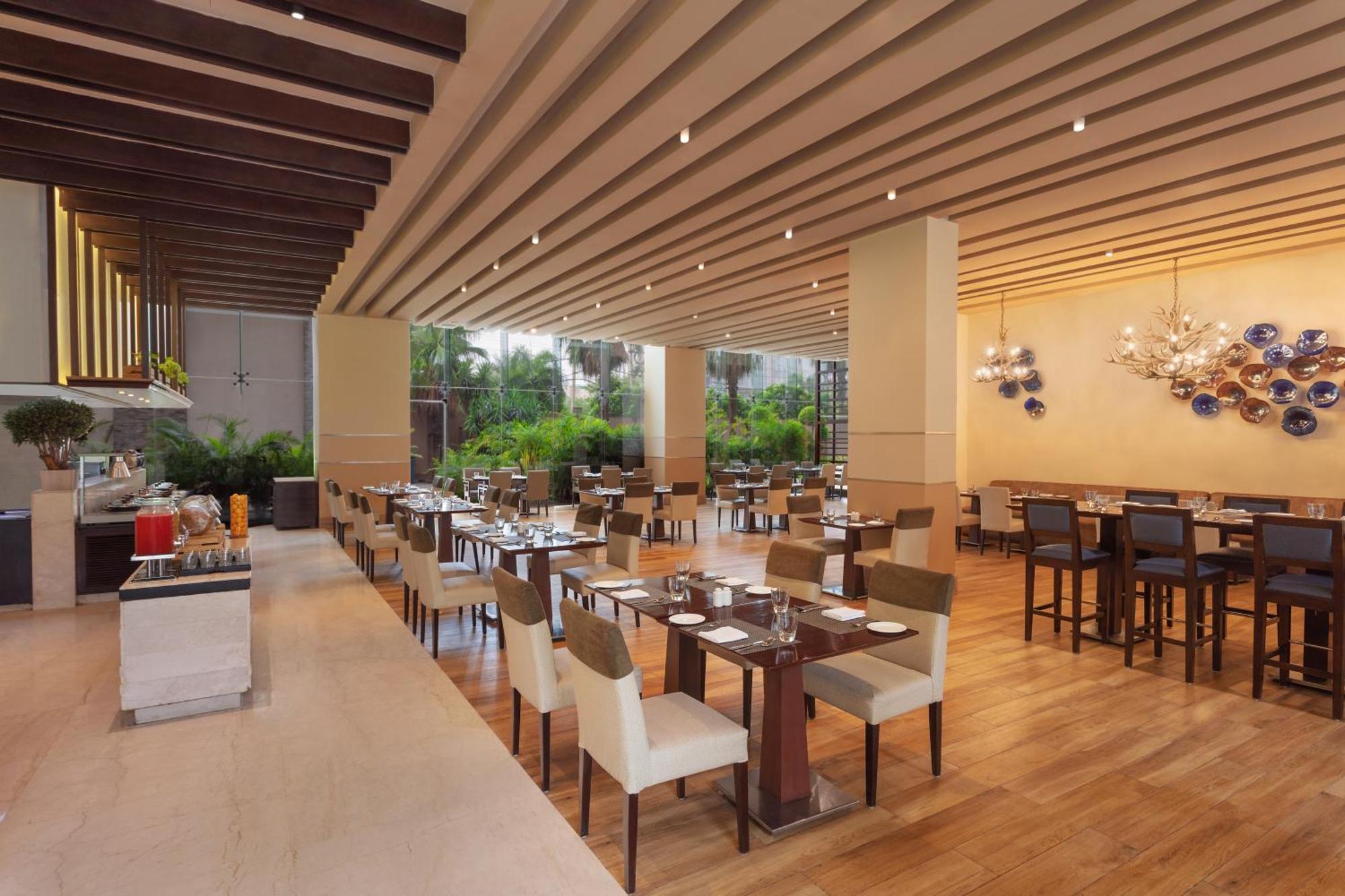 Doubletree By Hilton Gurugram Baani Square Hotell Gurgaon Exteriör bild
