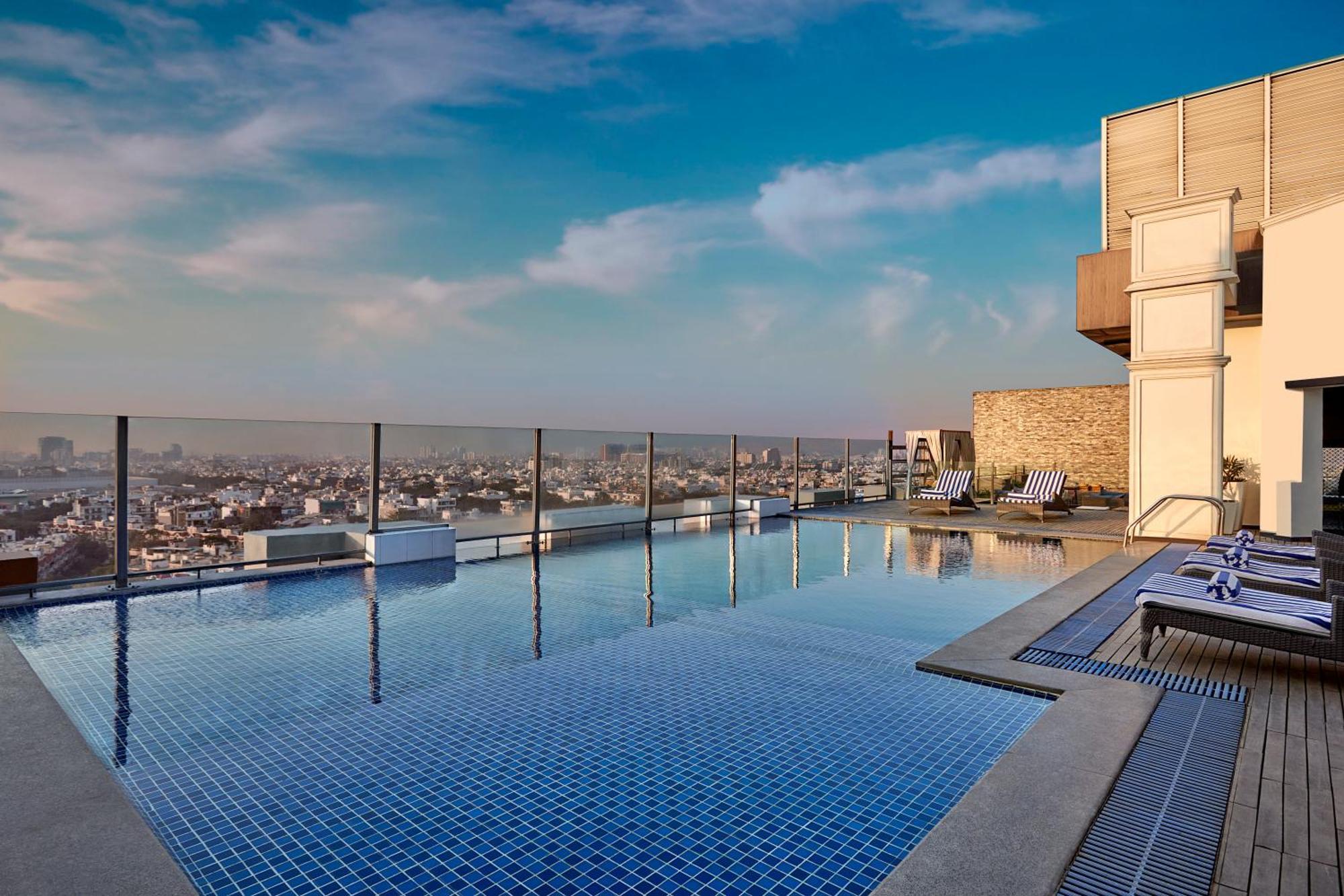 Doubletree By Hilton Gurugram Baani Square Hotell Gurgaon Exteriör bild