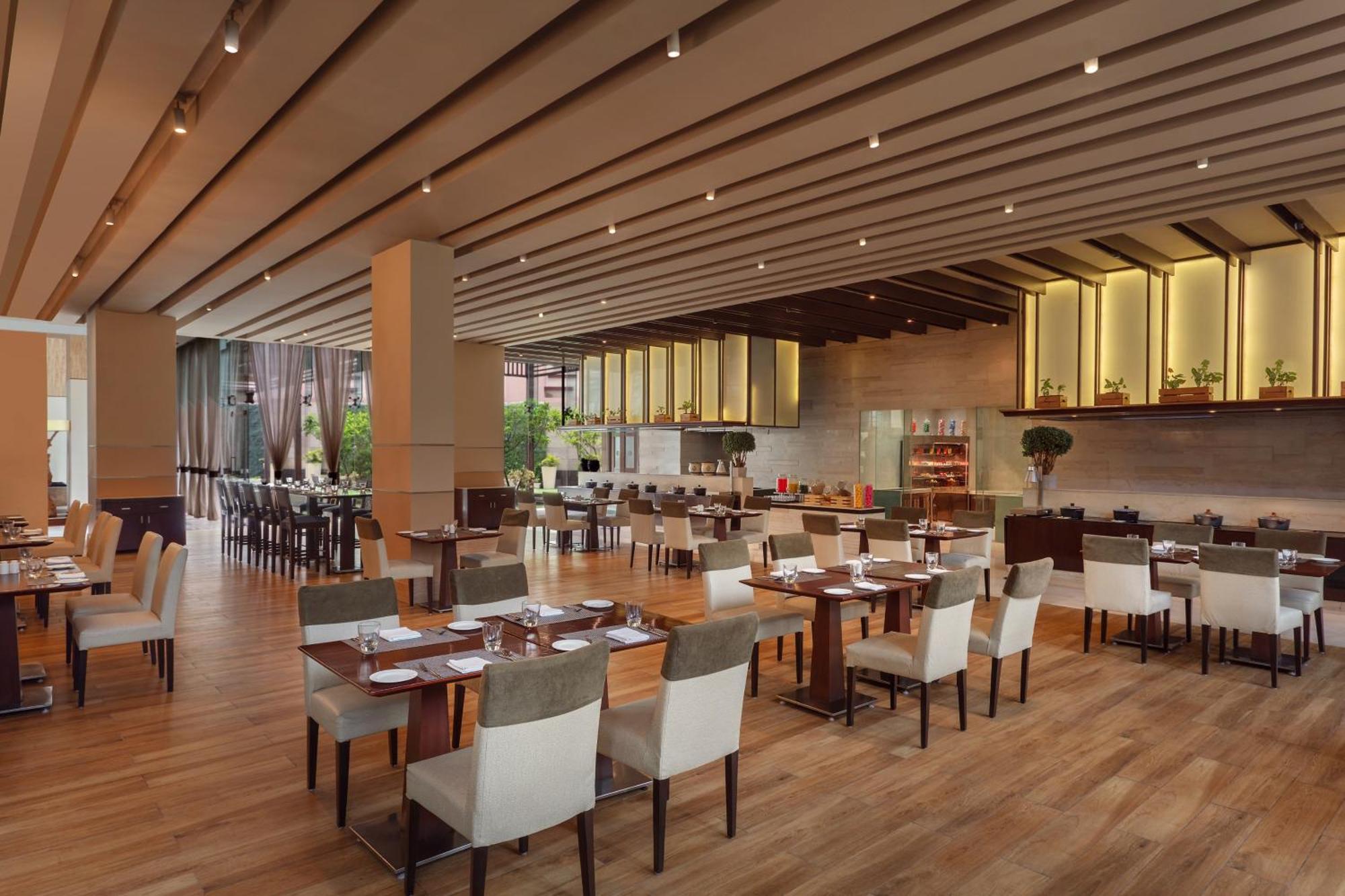 Doubletree By Hilton Gurugram Baani Square Hotell Gurgaon Exteriör bild
