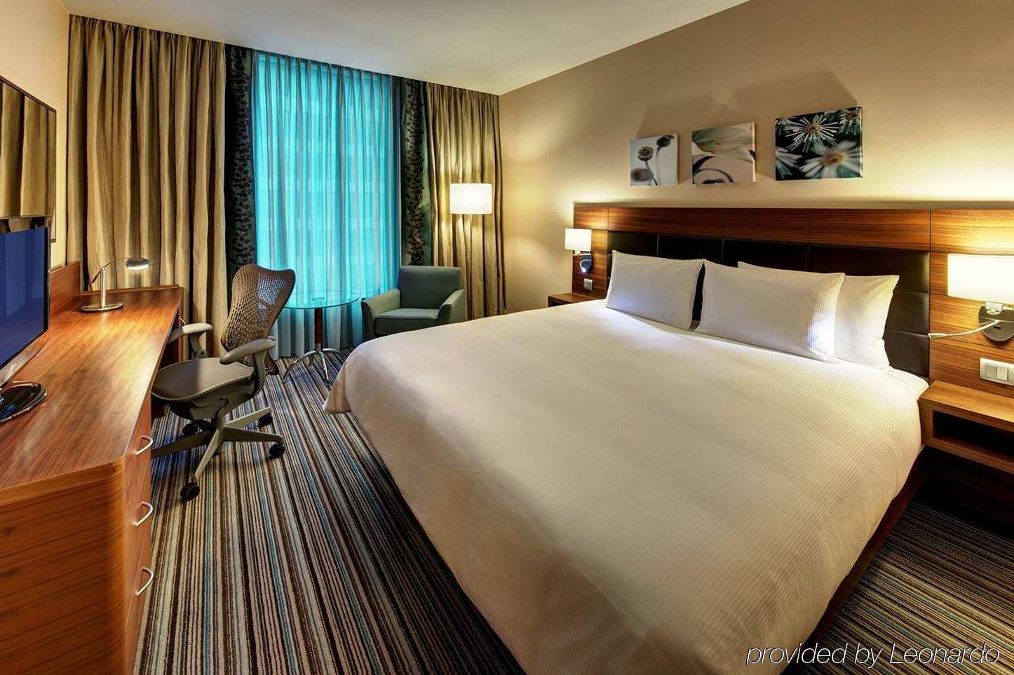 Doubletree By Hilton Gurugram Baani Square Hotell Gurgaon Rum bild